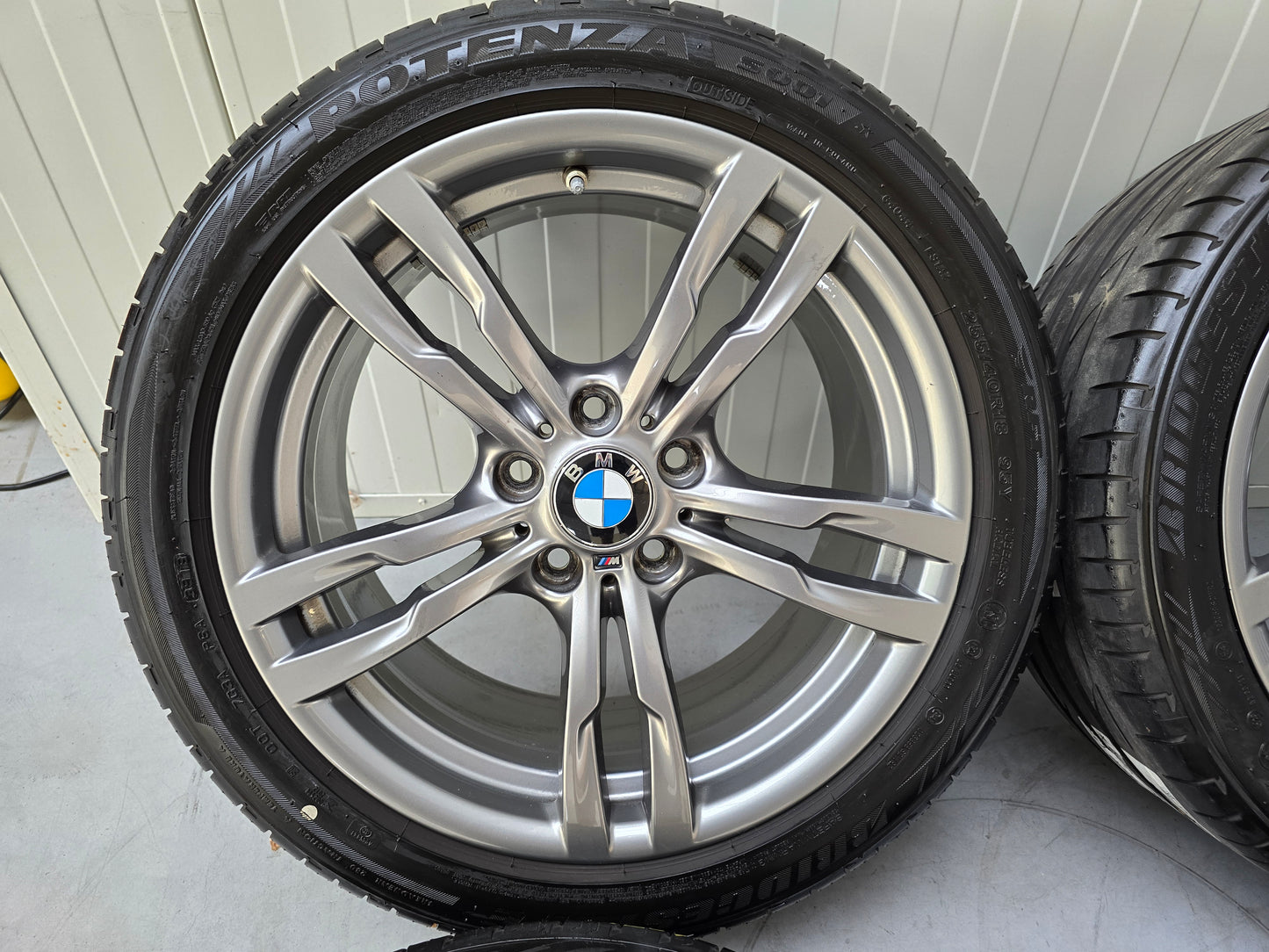 Originele 18 inch BMW Breedset velgen + Bridgestone Zomerbanden 3 serie F30 F31 4 serie F32 5x120 225 45 18 255 40 18