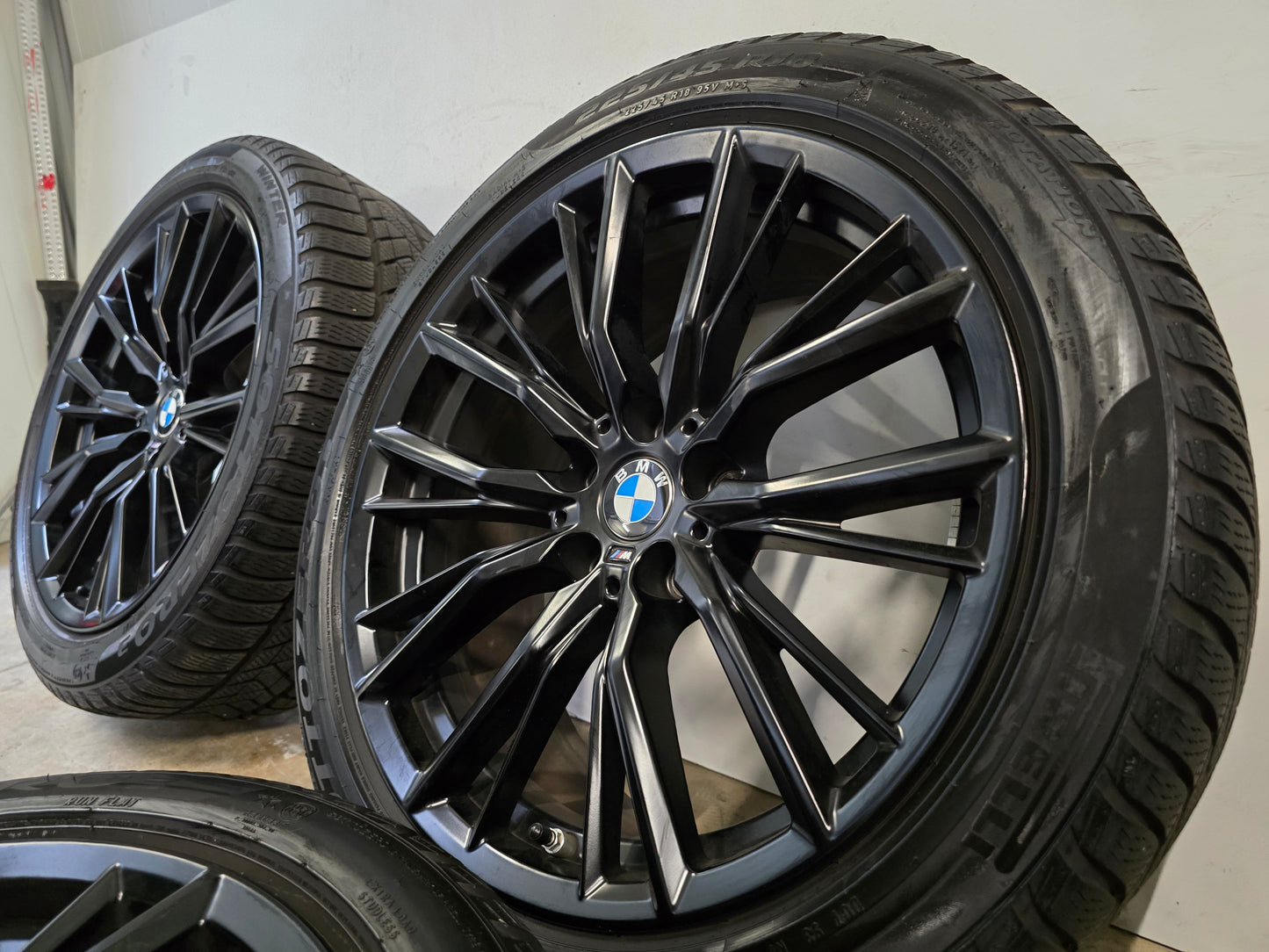 BMW 3 serie G20 G21 G22 G23 18 inch black velgen 796M BREEDSET winterbanden UNIEK