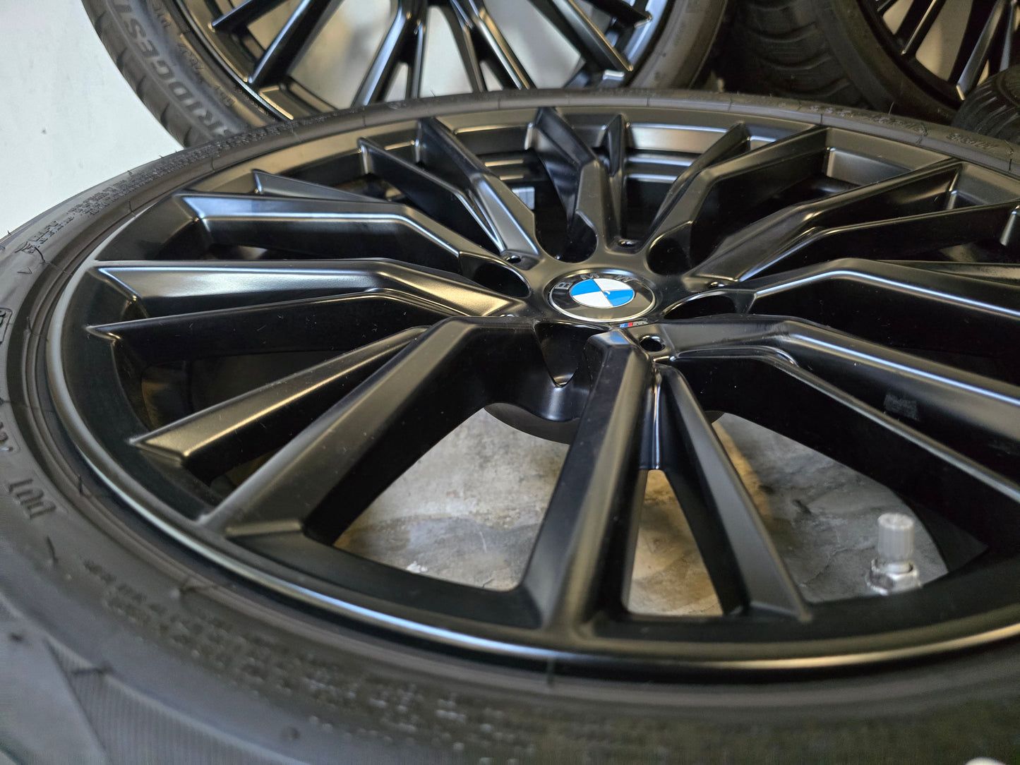 BMW 3 serie G20 G21 G22 G23 18 inch black velgen 796M winterbanden 225 45 18