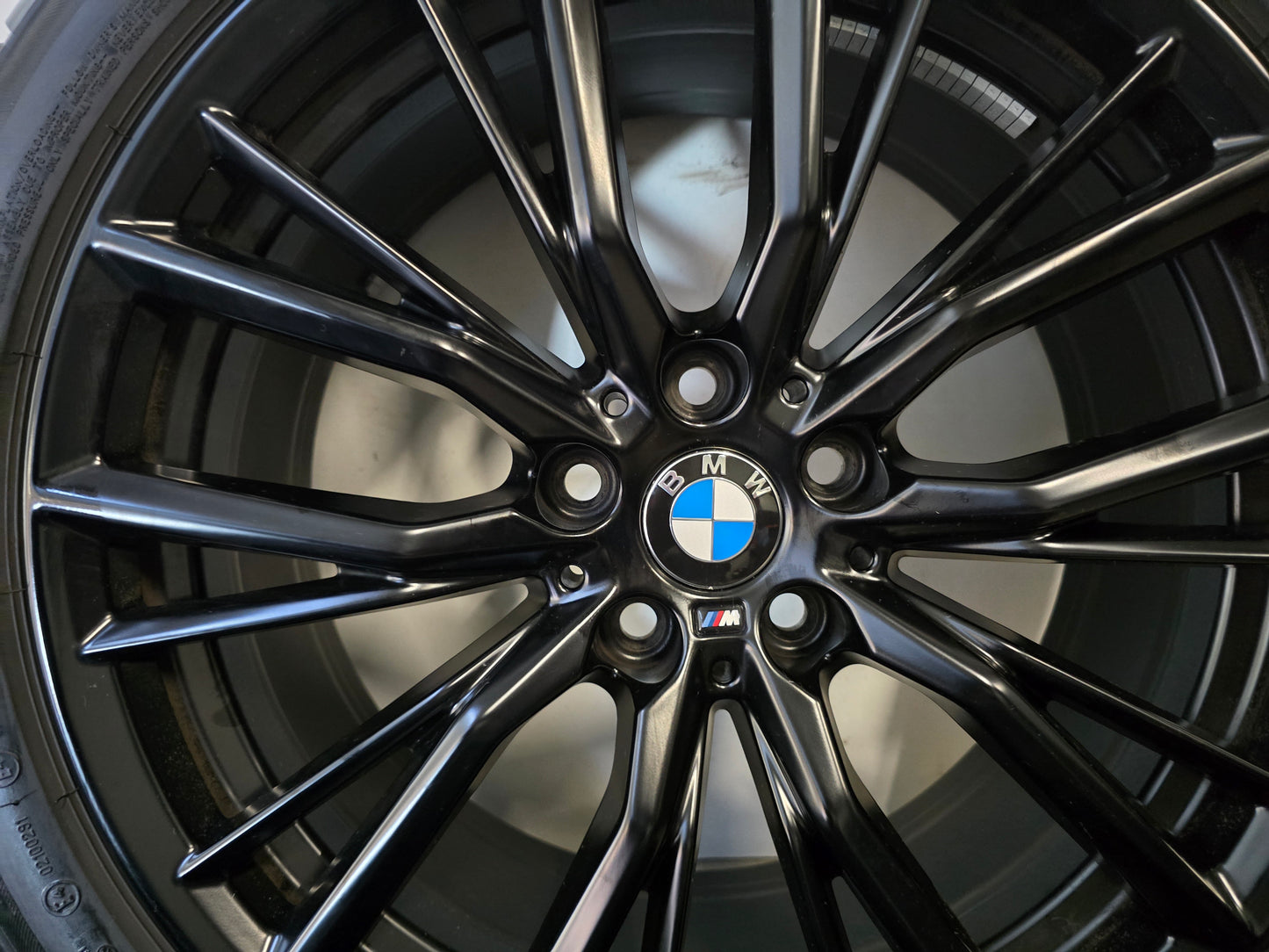 BMW 3 serie G20 G21 G22 G23 18 inch black velgen 796M winterbanden 225 45 18