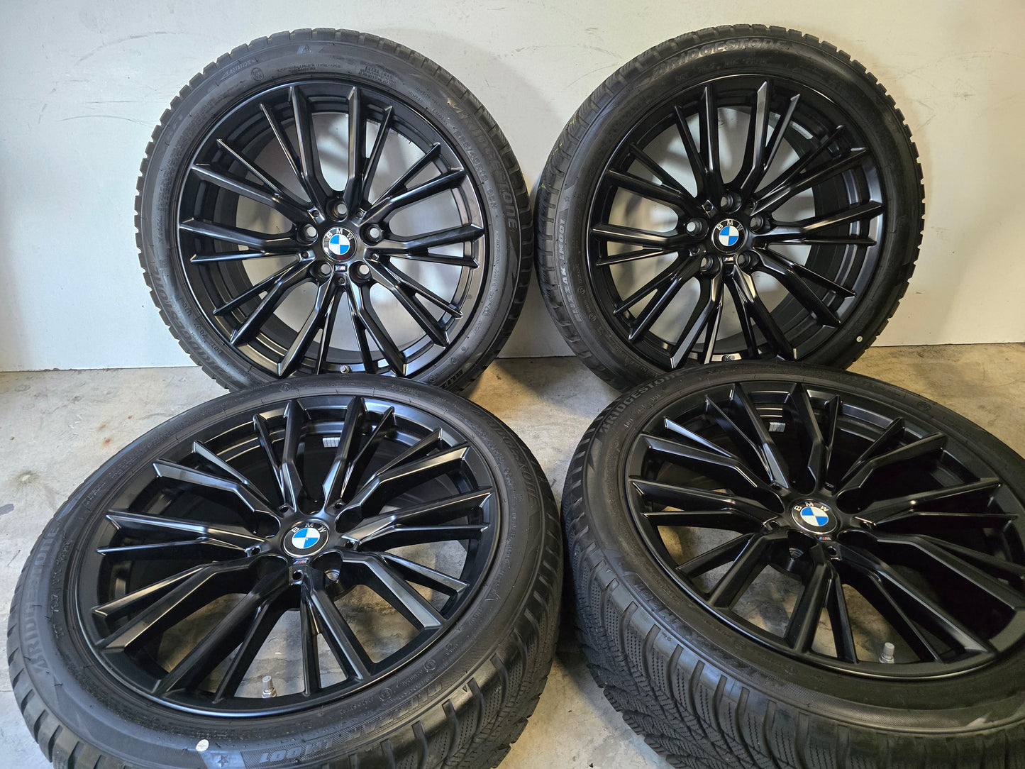 BMW 3 serie G20 G21 G22 G23 18 inch black velgen 796M winterbanden 225 45 18