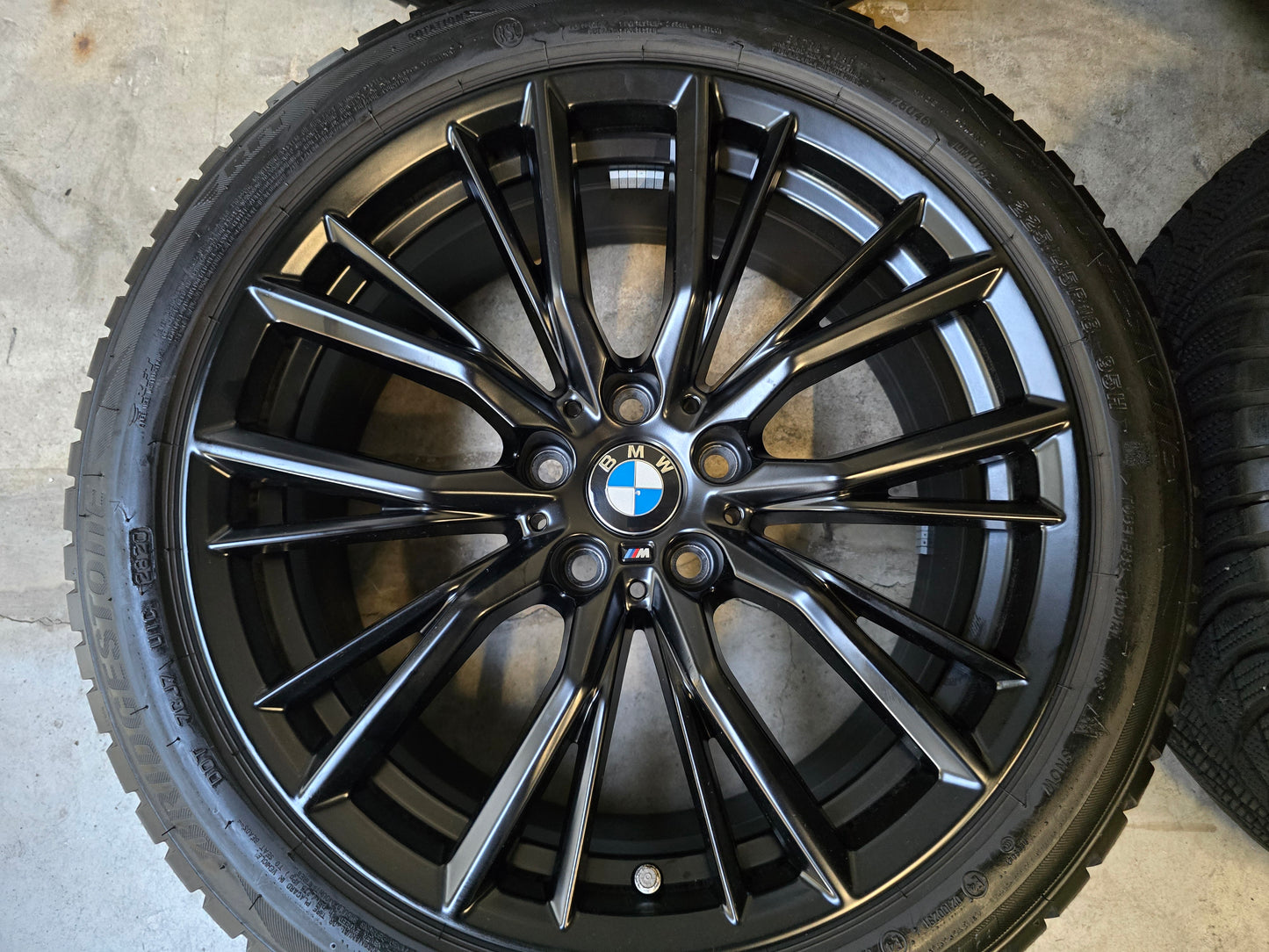 BMW 3 serie G20 G21 G22 G23 18 inch black velgen 796M winterbanden 225 45 18