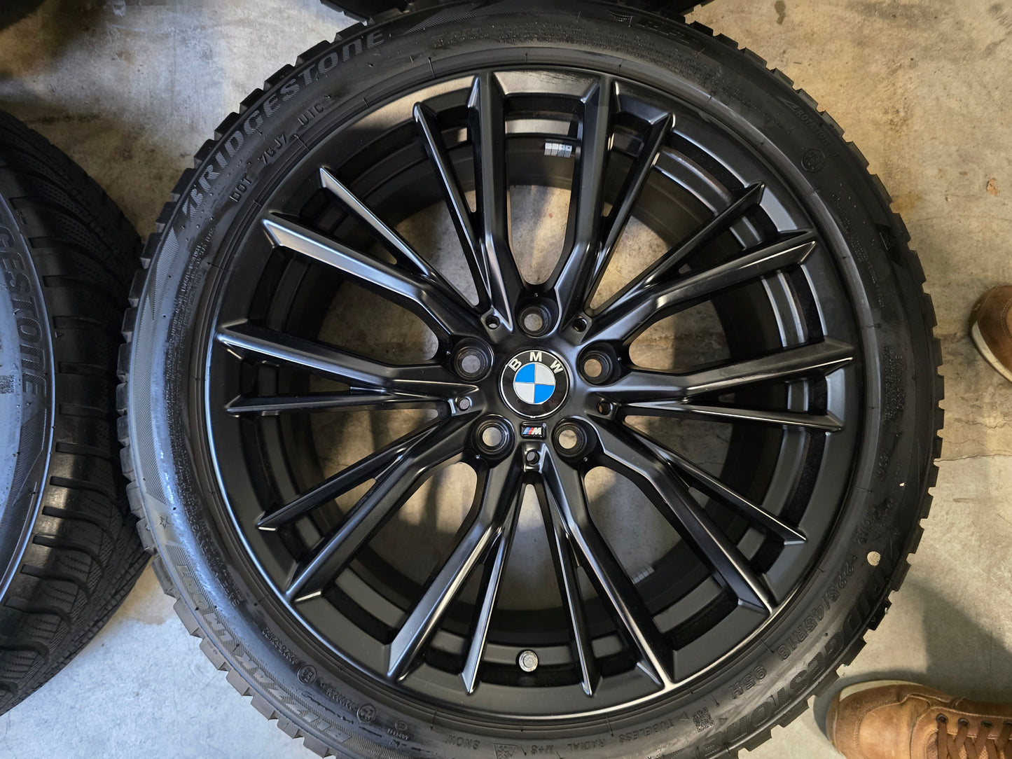 BMW 3 serie G20 G21 G22 G23 18 inch black velgen 796M winterbanden 225 45 18