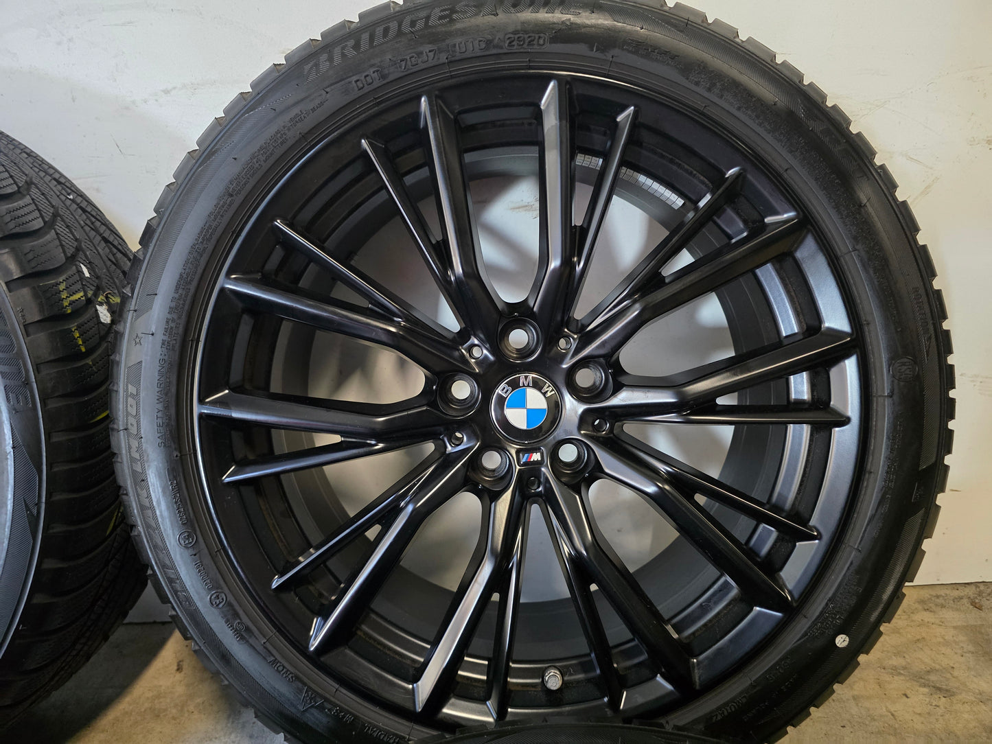 BMW 3 serie G20 G21 G22 G23 18 inch black velgen 796M winterbanden 225 45 18