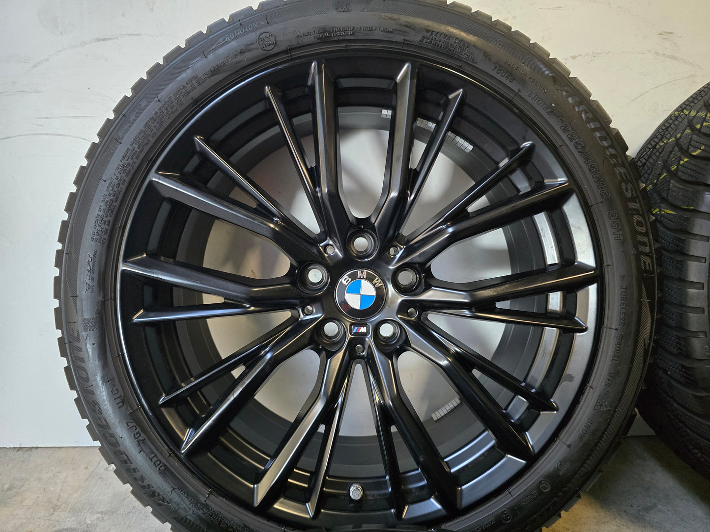 BMW 3 serie G20 G21 G22 G23 18 inch black velgen 796M winterbanden 225 45 18