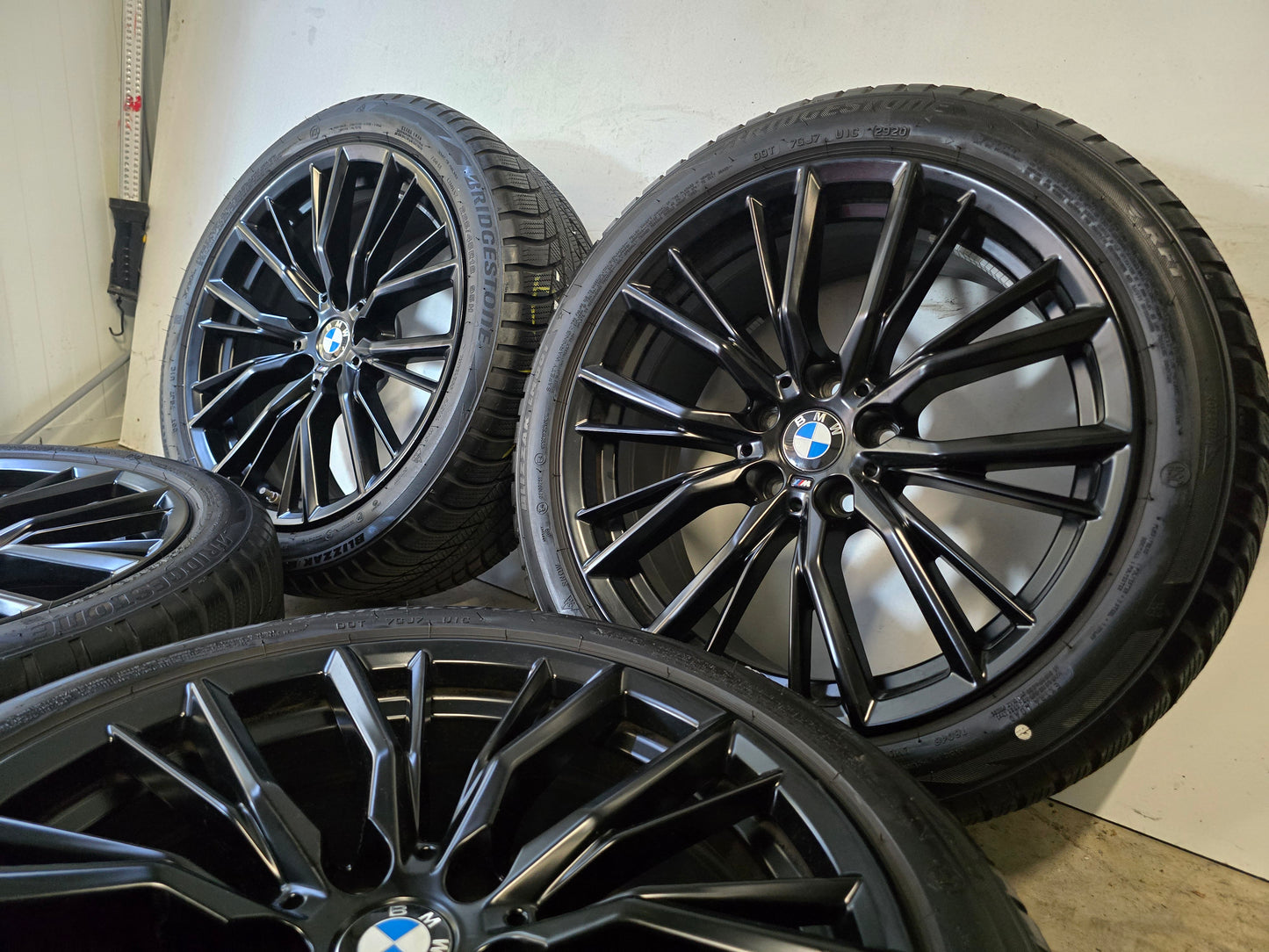 BMW 3 serie G20 G21 G22 G23 18 inch black velgen 796M winterbanden 225 45 18