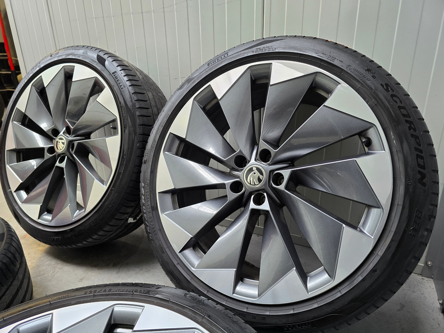 Skoda Enyac Betria Supernova 21 inch velgen zomerbanden breedset