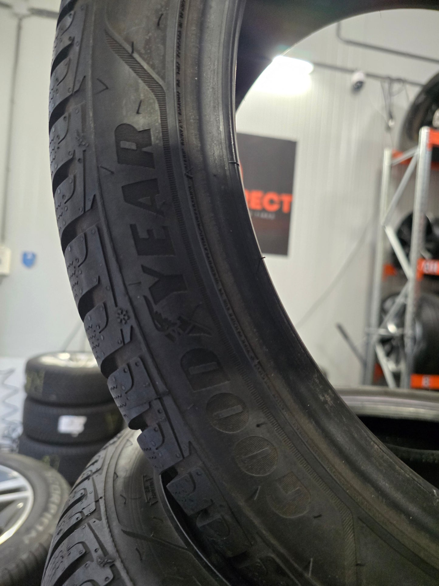 2x 245/40 R18 97V Goodyear Winterbanden NIEUW 8mm DOT2024