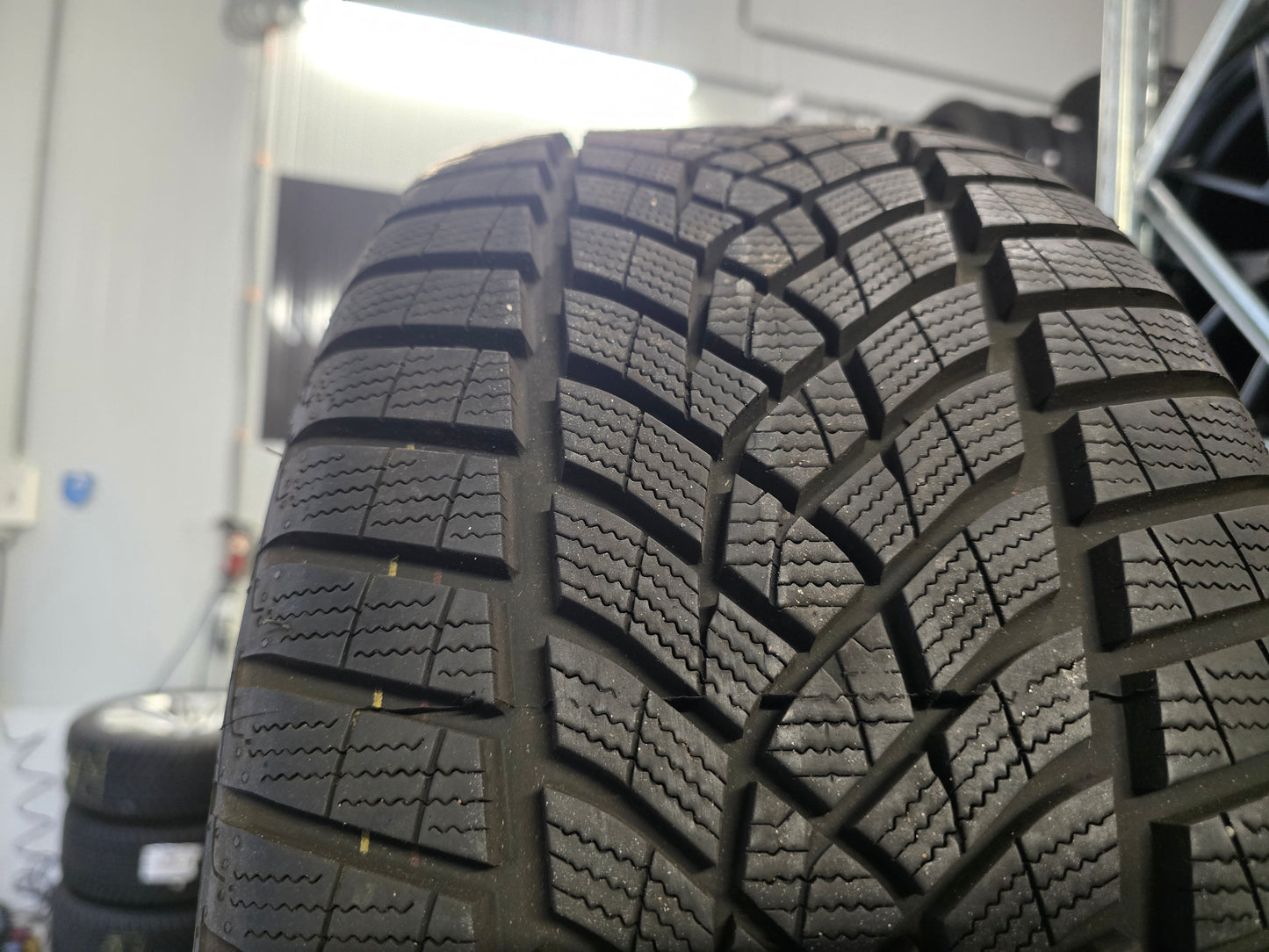 2x 245/40 R18 97V Goodyear Winterbanden NIEUW 8mm DOT2024