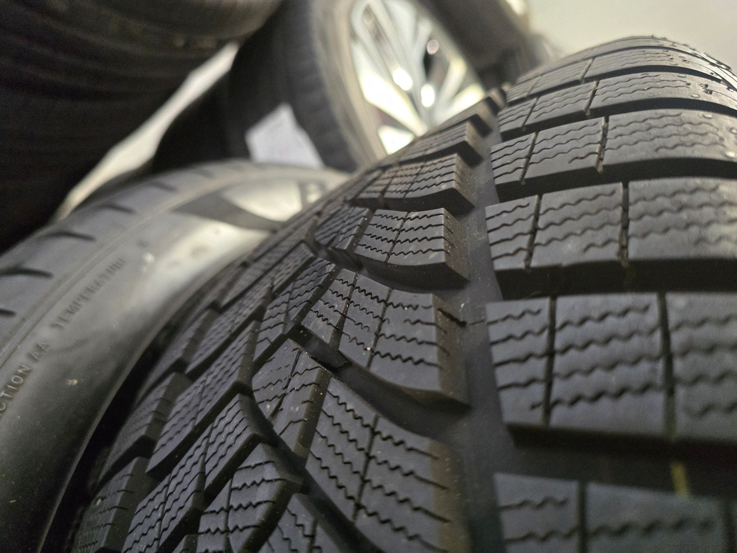 2x 245/40 R18 97V Goodyear Winterbanden NIEUW 8mm DOT2024