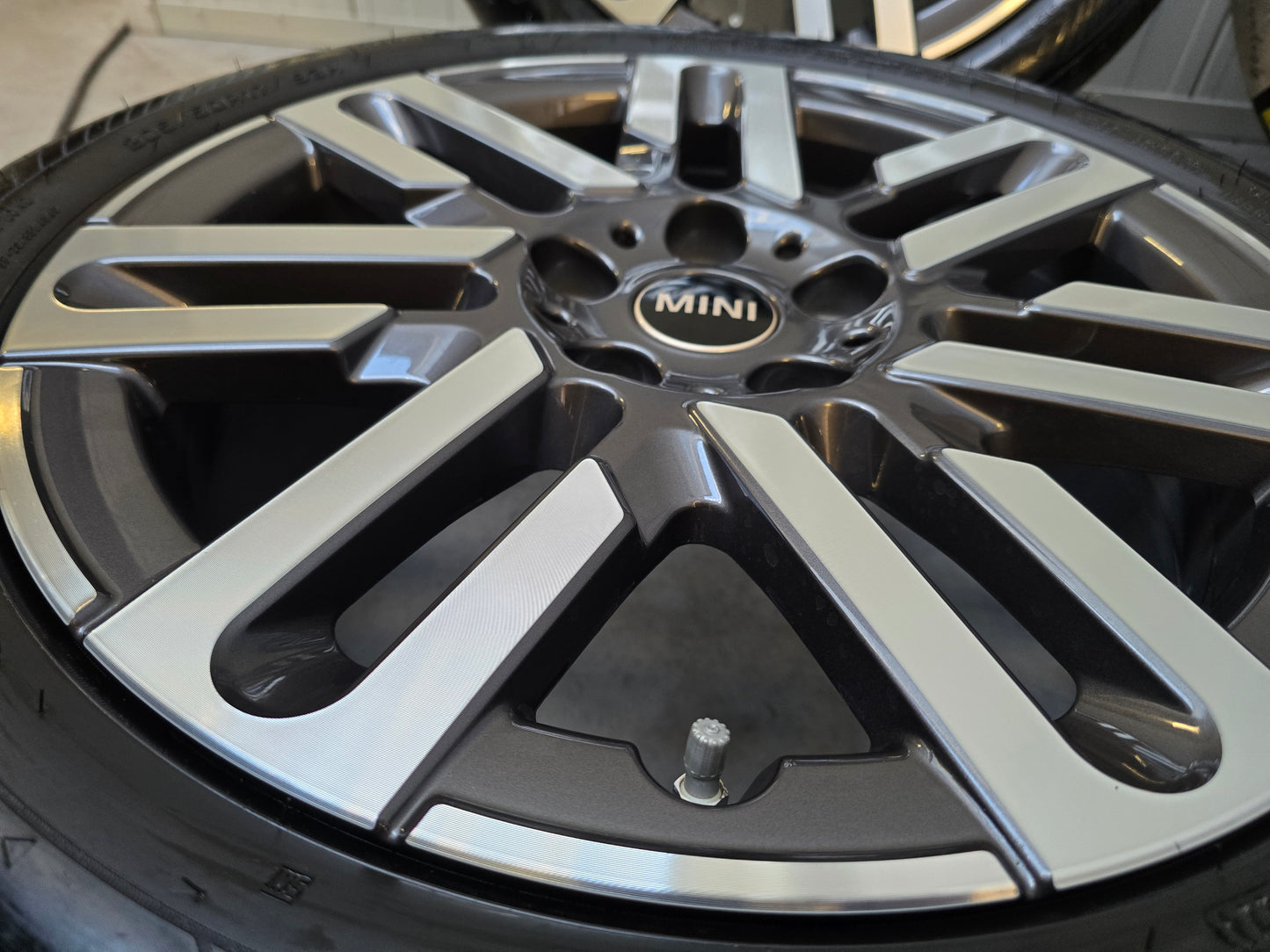 Demo Mini Electric / Cooper / One Zomerbanden 17 inch 983