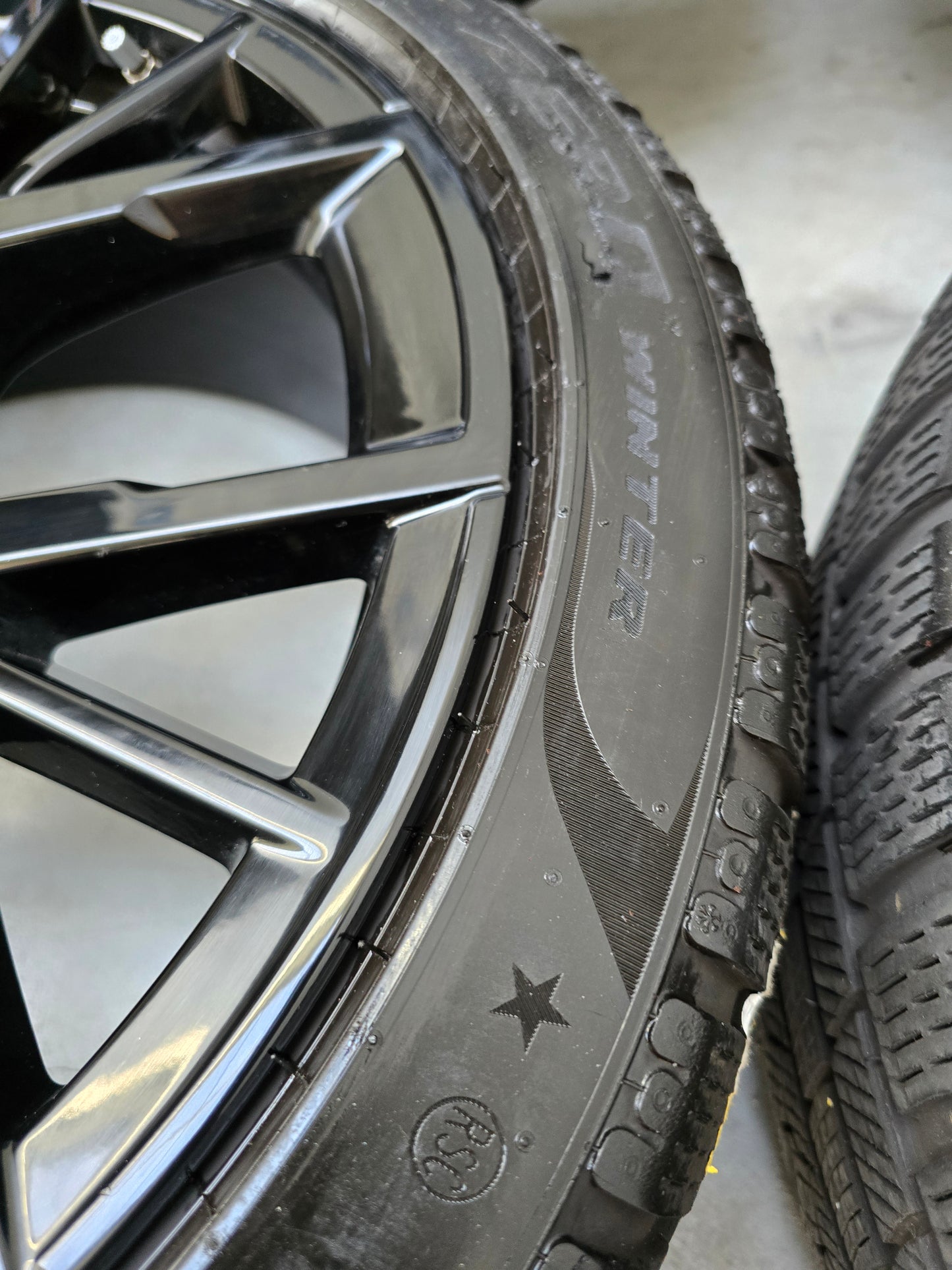 BMW 5 Serie G30 G31 i4 845M 19 inch velgen winterbanden breedset