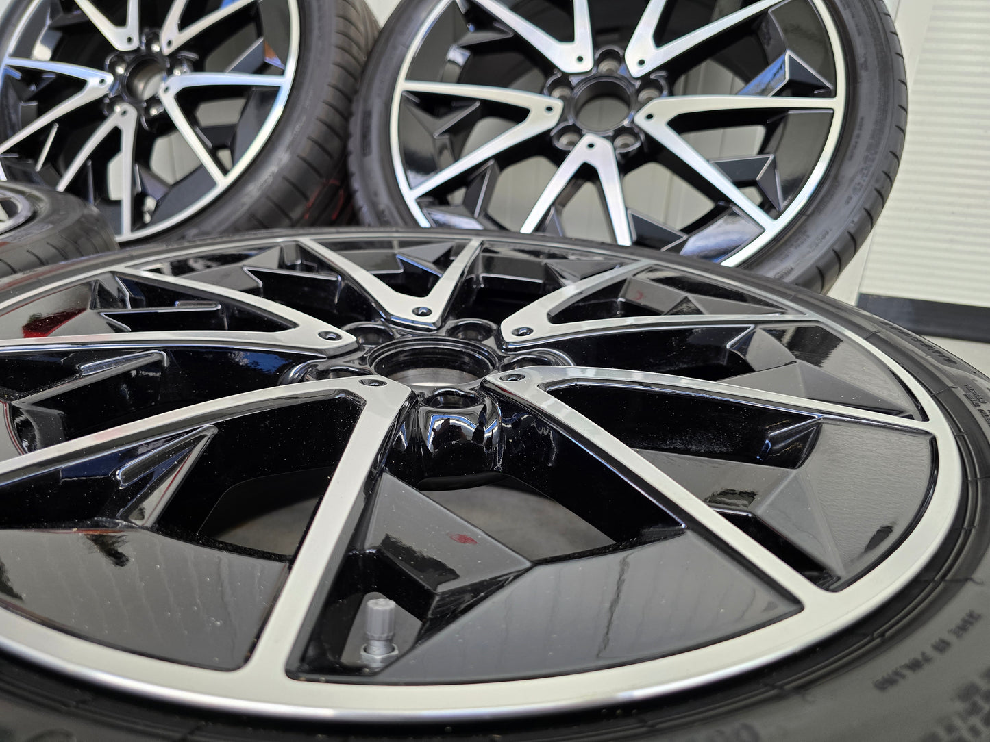 NIEUW Mercedes CLA EQ AMG 19 inch velgen zomerbanden