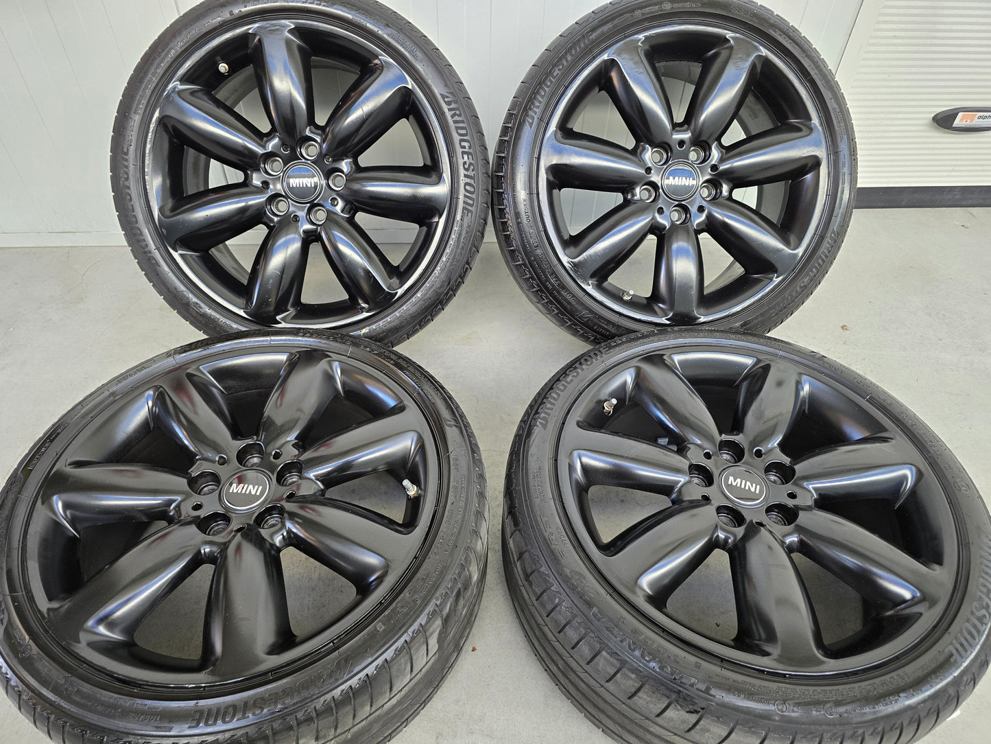 Mini Cooper Clubman 18 inch velgen zomerbanden zwart 5x112