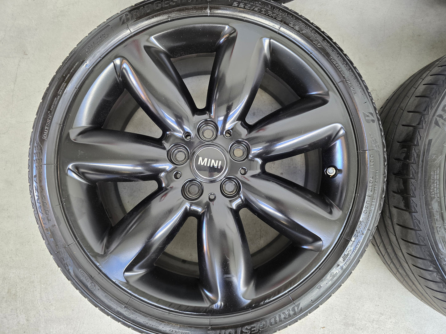 Mini Cooper Clubman 18 inch velgen zomerbanden zwart 5x112