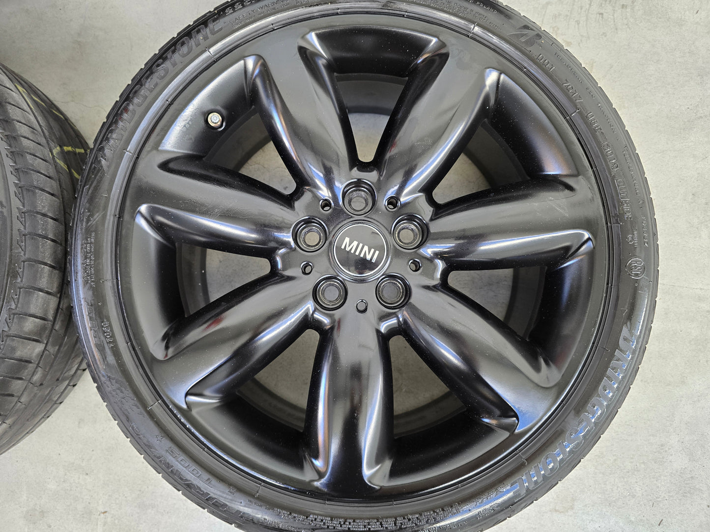 Mini Cooper Clubman 18 inch velgen zomerbanden zwart 5x112