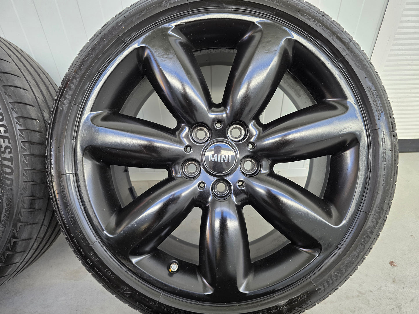Mini Cooper Clubman 18 inch velgen zomerbanden zwart 5x112
