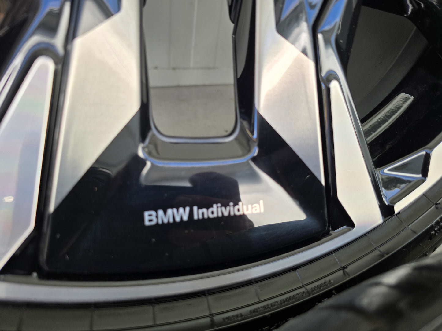 BMW i5 G60 G61 M60 945i Individual 21 inch velgen breedset zomerbanden