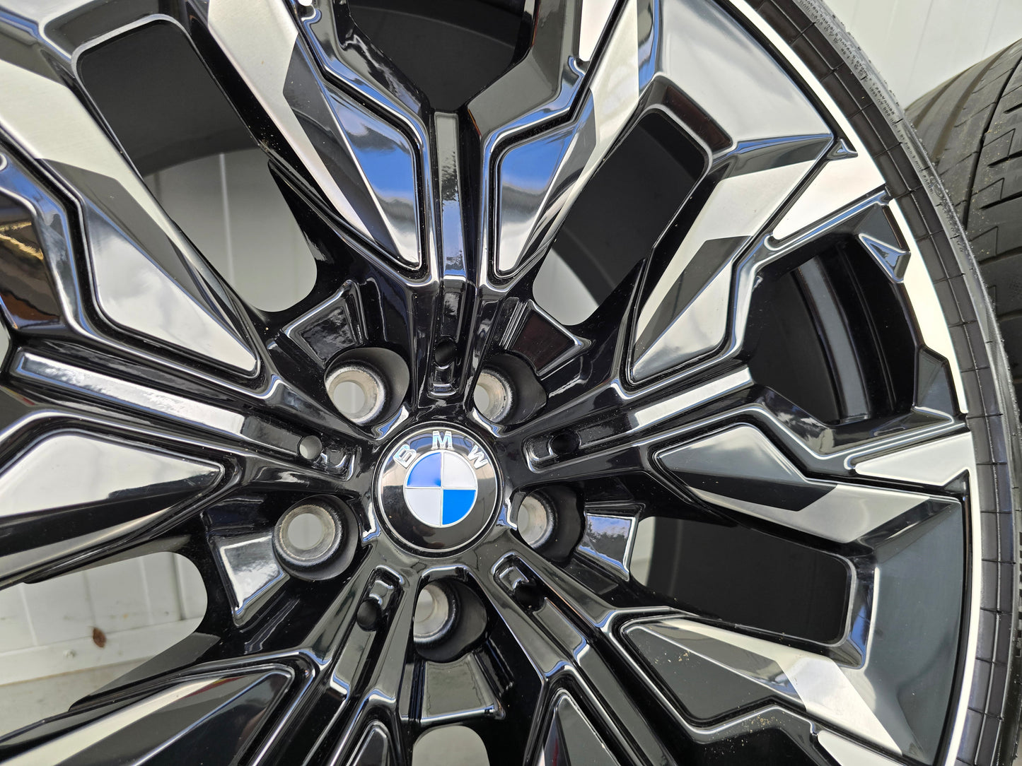 BMW i5 G60 G61 M60 945i Individual 21 inch velgen breedset zomerbanden