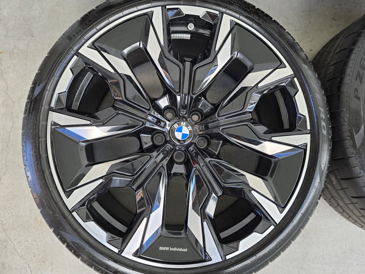 BMW i5 G60 G61 M60 945i Individual 21 inch velgen breedset zomerbanden