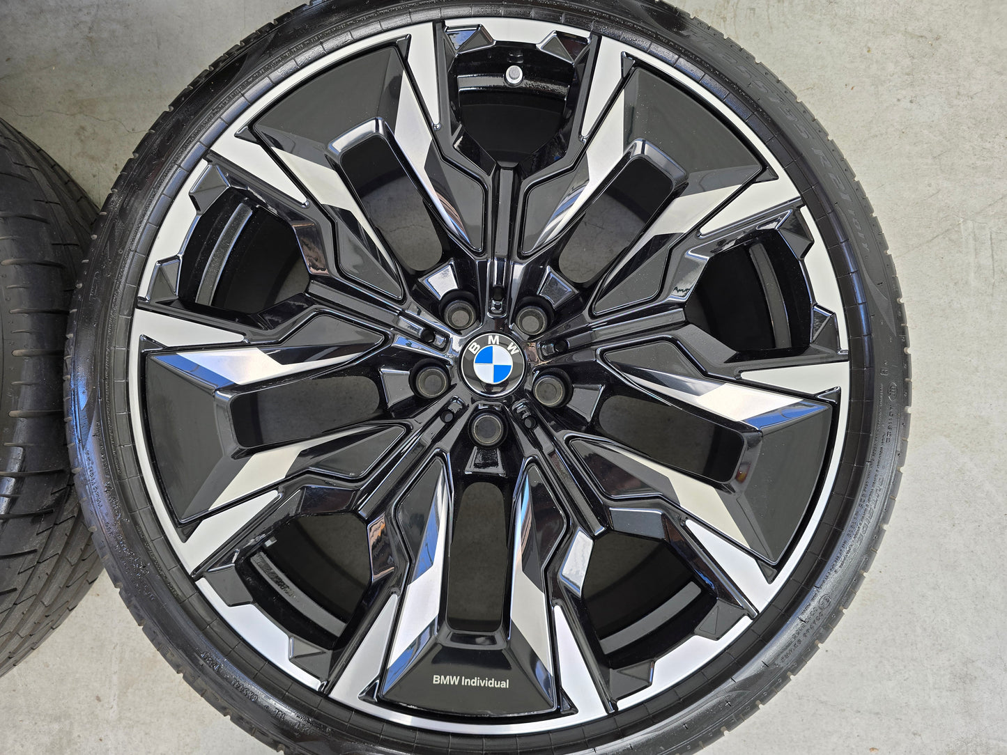 BMW i5 G60 G61 M60 945i Individual 21 inch velgen breedset zomerbanden