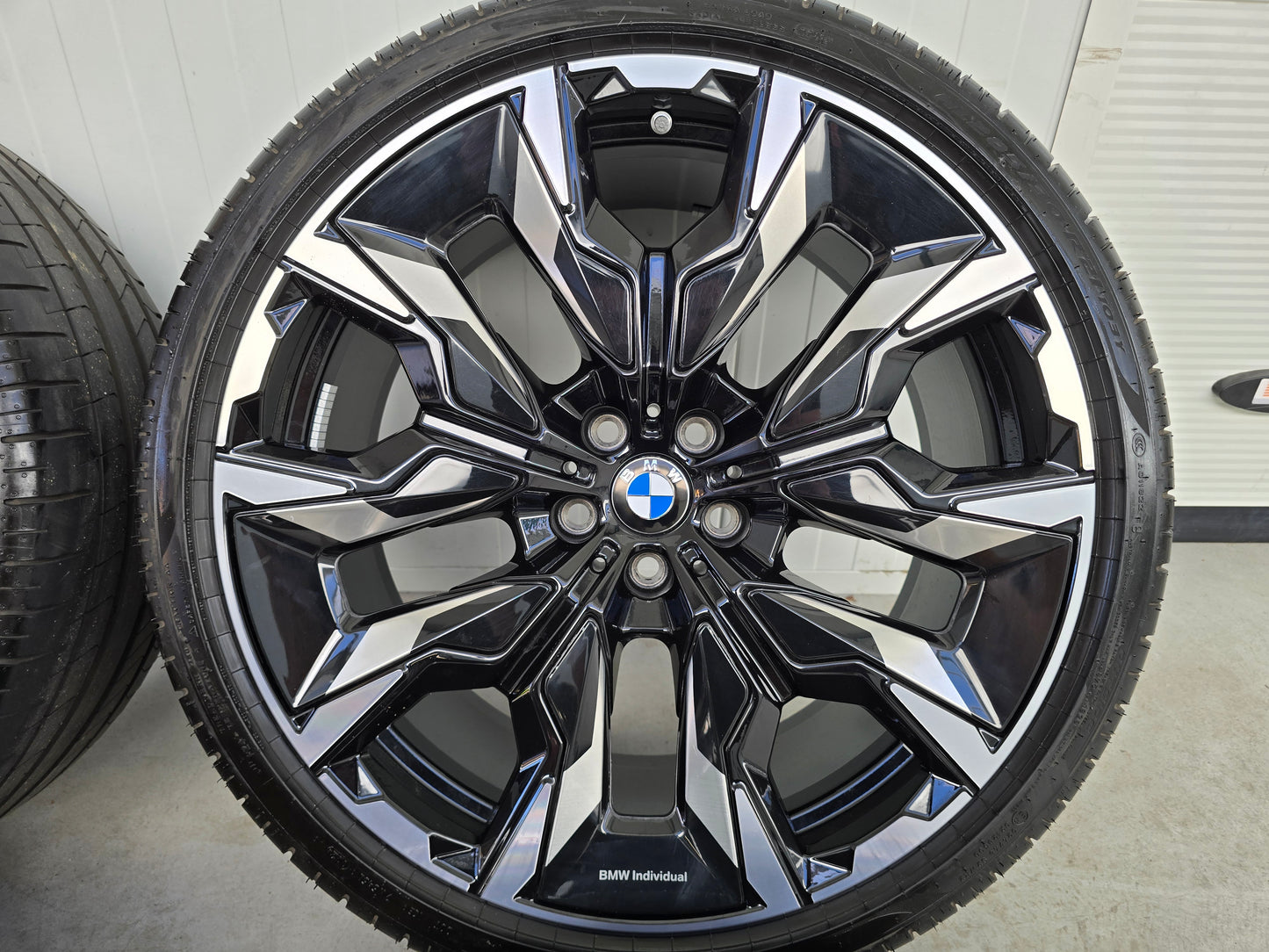 BMW i5 G60 G61 M60 945i Individual 21 inch velgen breedset zomerbanden