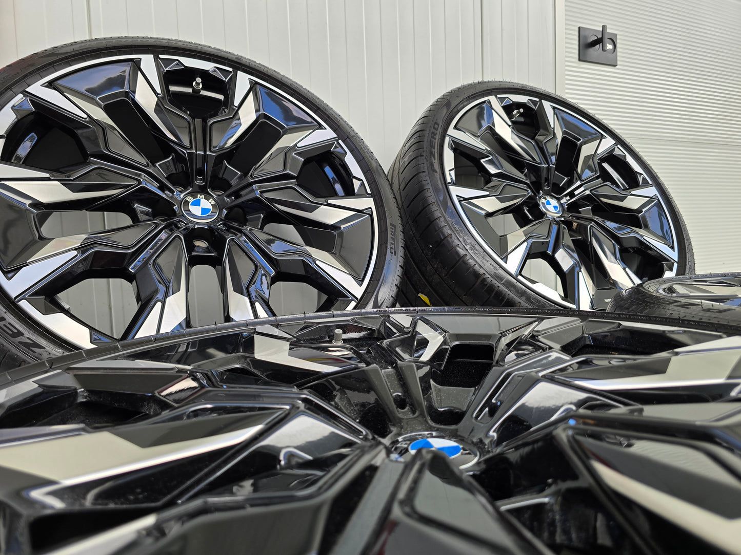 BMW i5 G60 G61 M60 945i Individual 21 inch velgen breedset zomerbanden