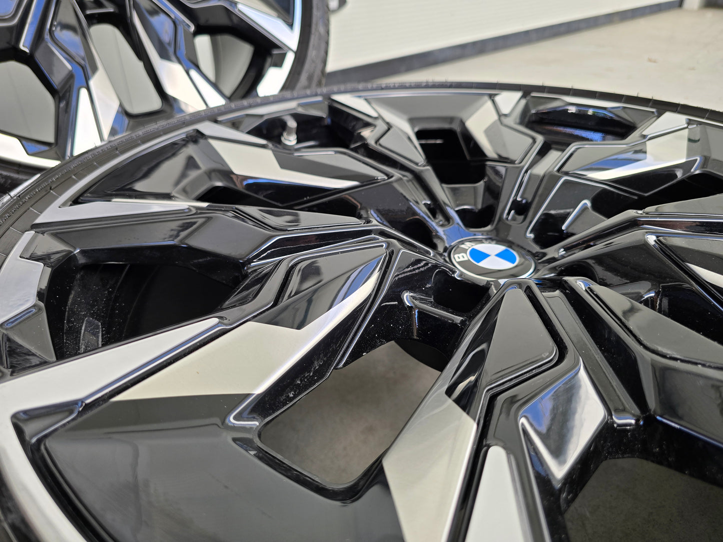 BMW i5 G60 G61 M60 945i Individual 21 inch velgen breedset zomerbanden