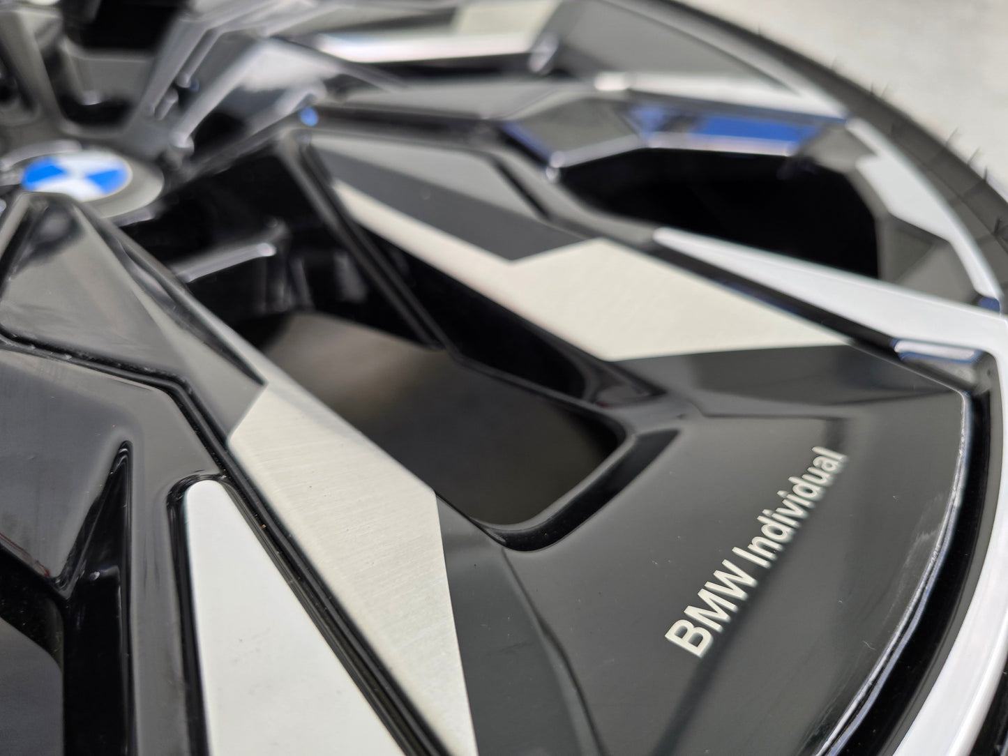 BMW i5 G60 G61 M60 945i Individual 21 inch velgen breedset zomerbanden