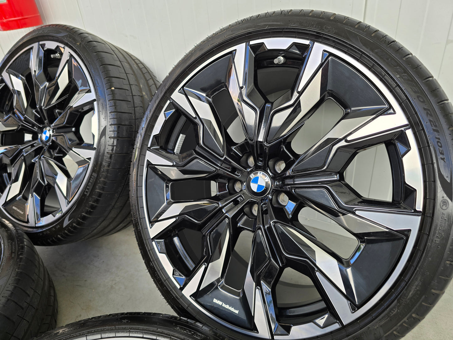 BMW i5 G60 G61 M60 945i Individual 21 inch velgen breedset zomerbanden