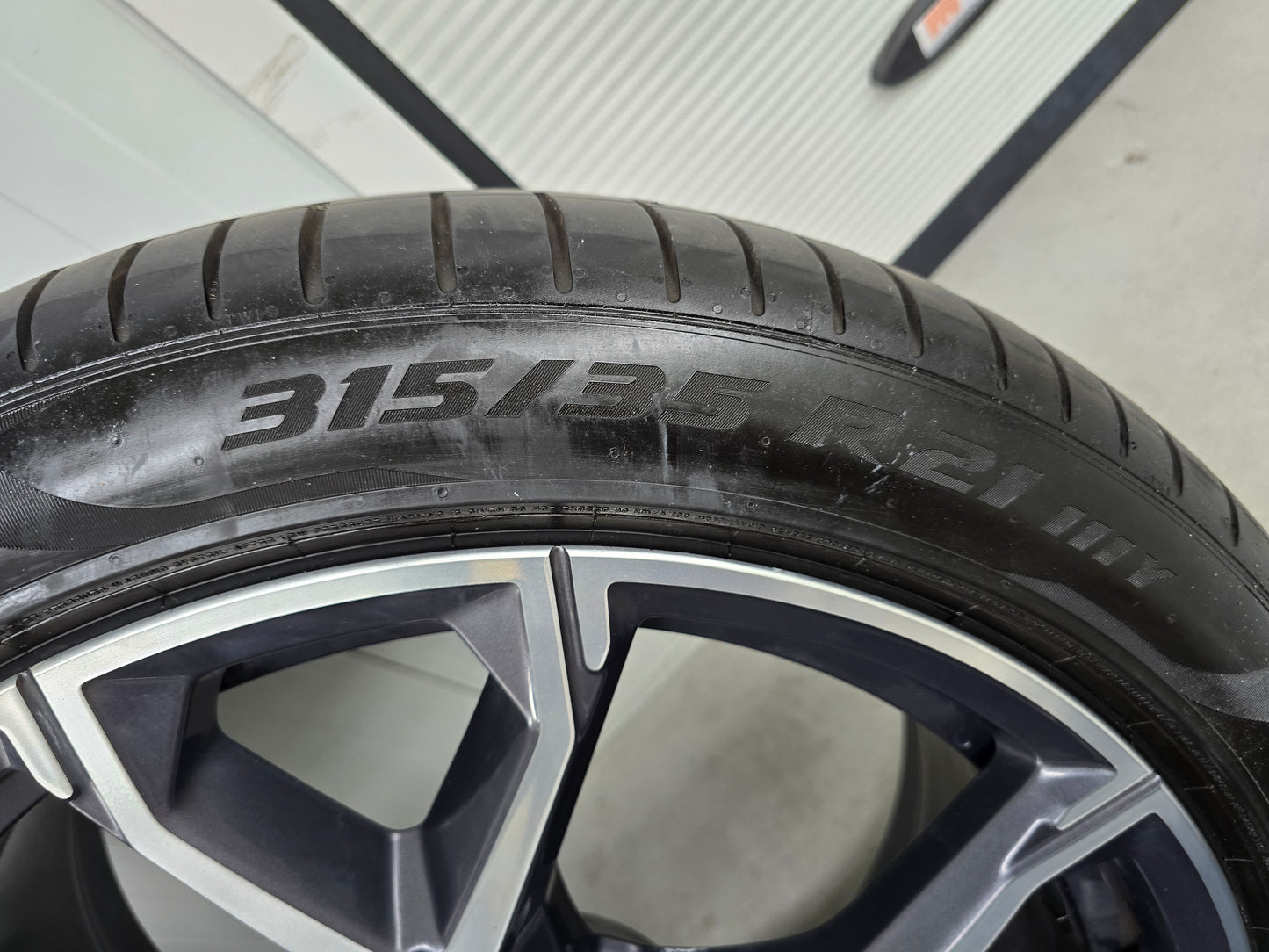 BMW X5 X6 G05 G06 741M 21 inch velgen zomerbanden breedset