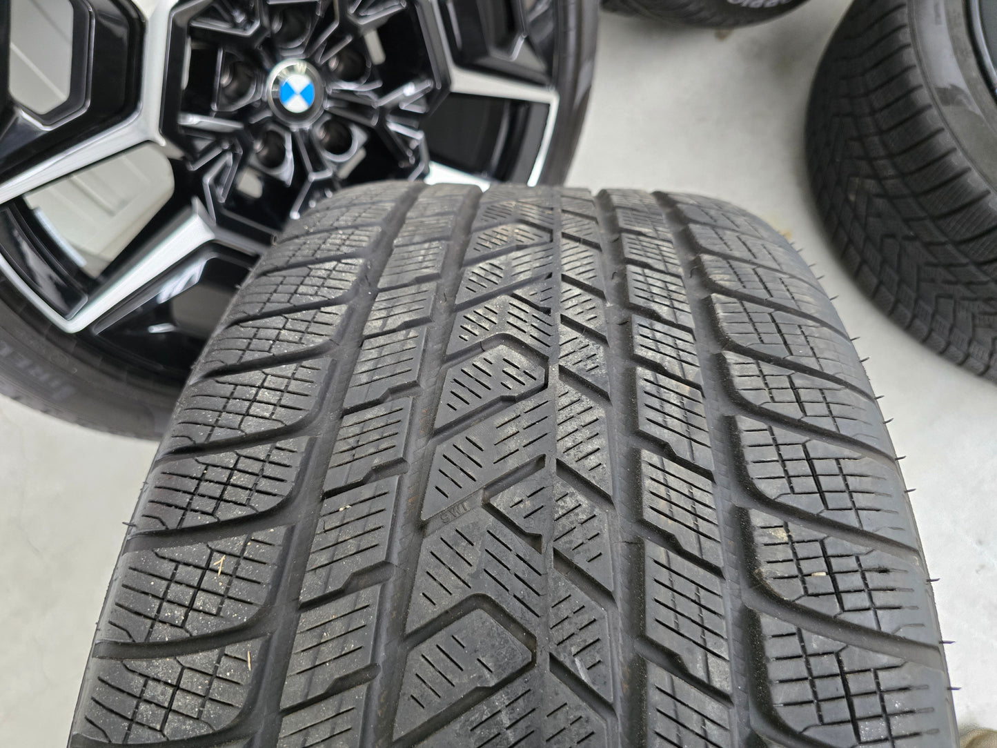 BMW XM G09 922M 22 inch velgen winterbanden breedset DEMO