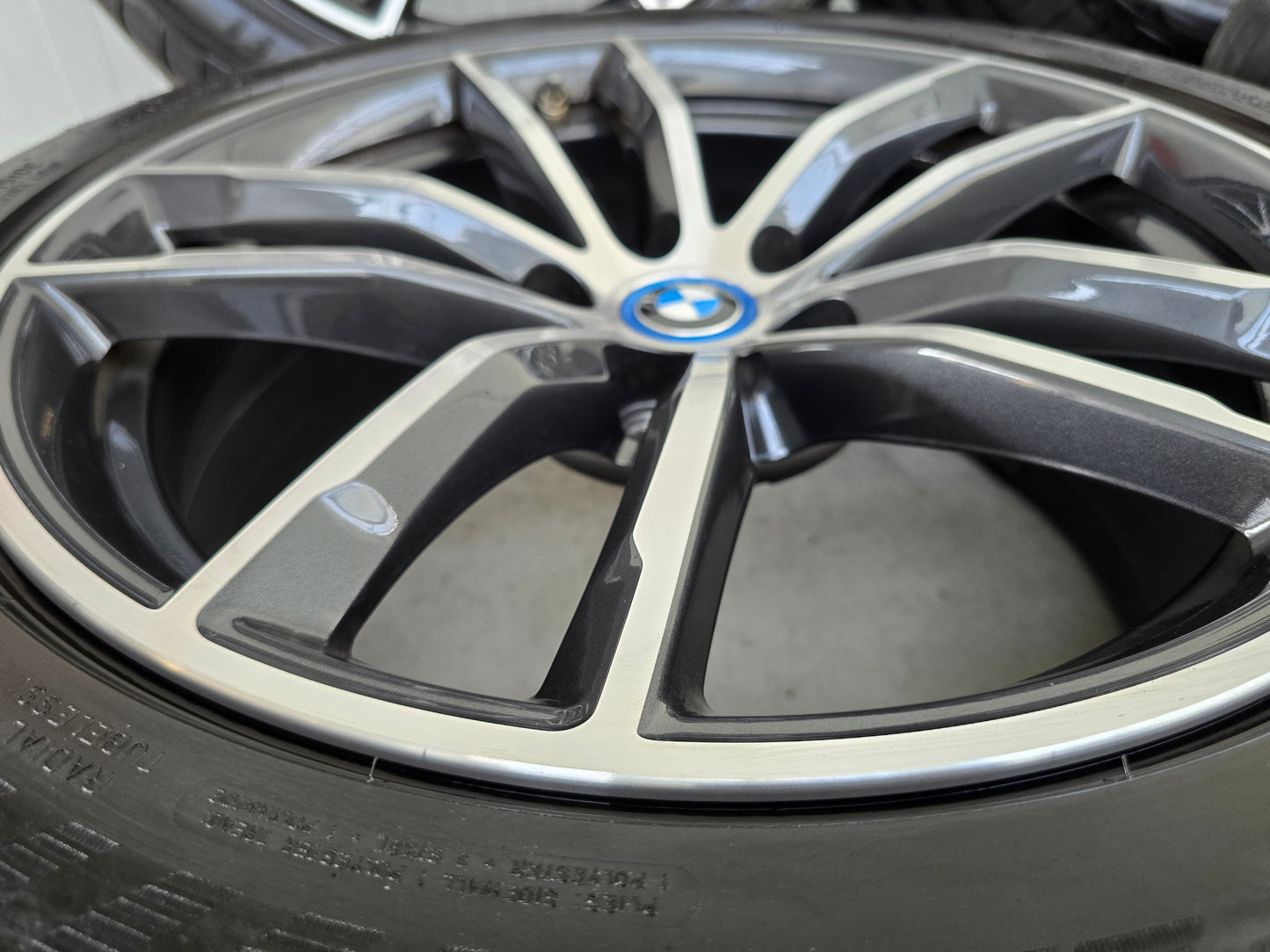 BMW 5 Serie G30 G31 i4 662M 18 inch velgen zomerbanden breedset
