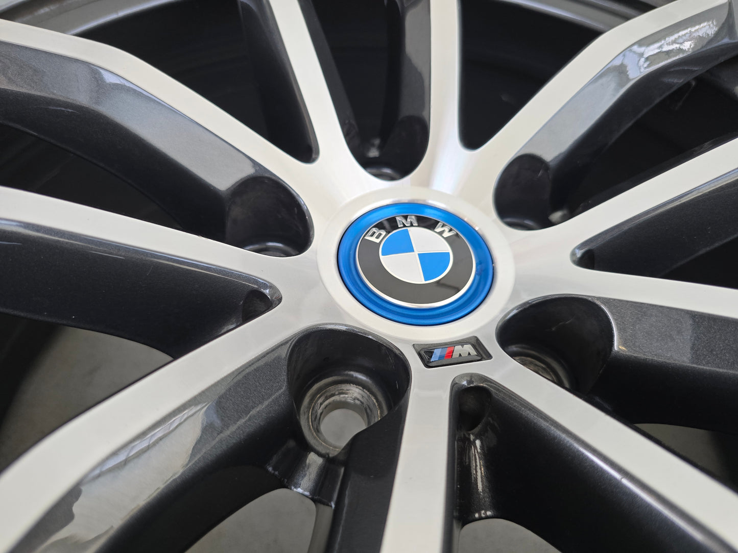 BMW 5 Serie G30 G31 i4 662M 18 inch velgen zomerbanden breedset