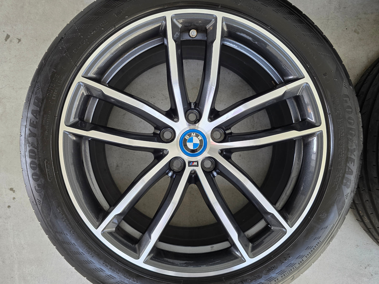 BMW 5 Serie G30 G31 i4 662M 18 inch velgen zomerbanden breedset