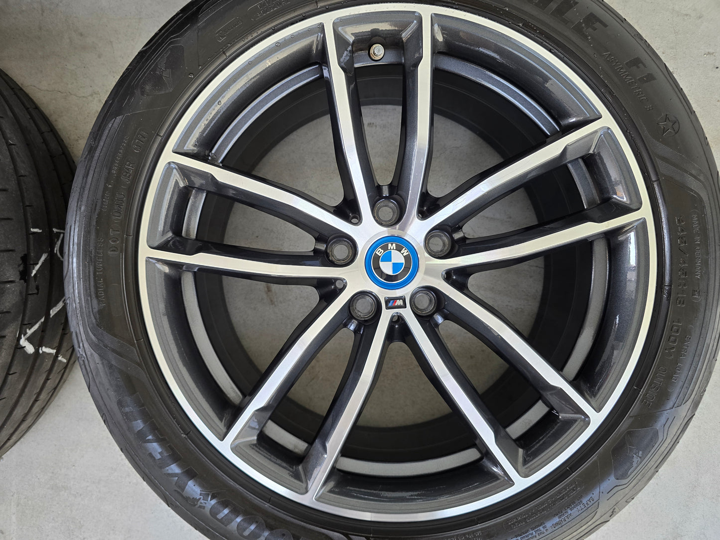 BMW 5 Serie G30 G31 i4 662M 18 inch velgen zomerbanden breedset