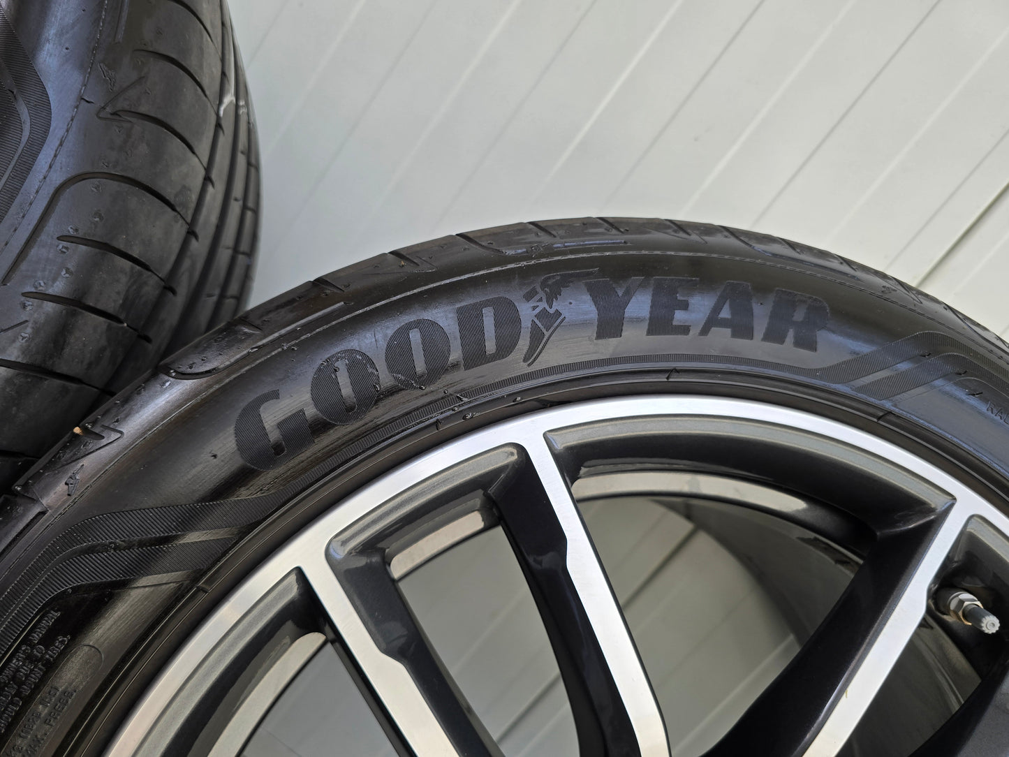 BMW 5 Serie G30 G31 i4 662M 18 inch velgen zomerbanden breedset