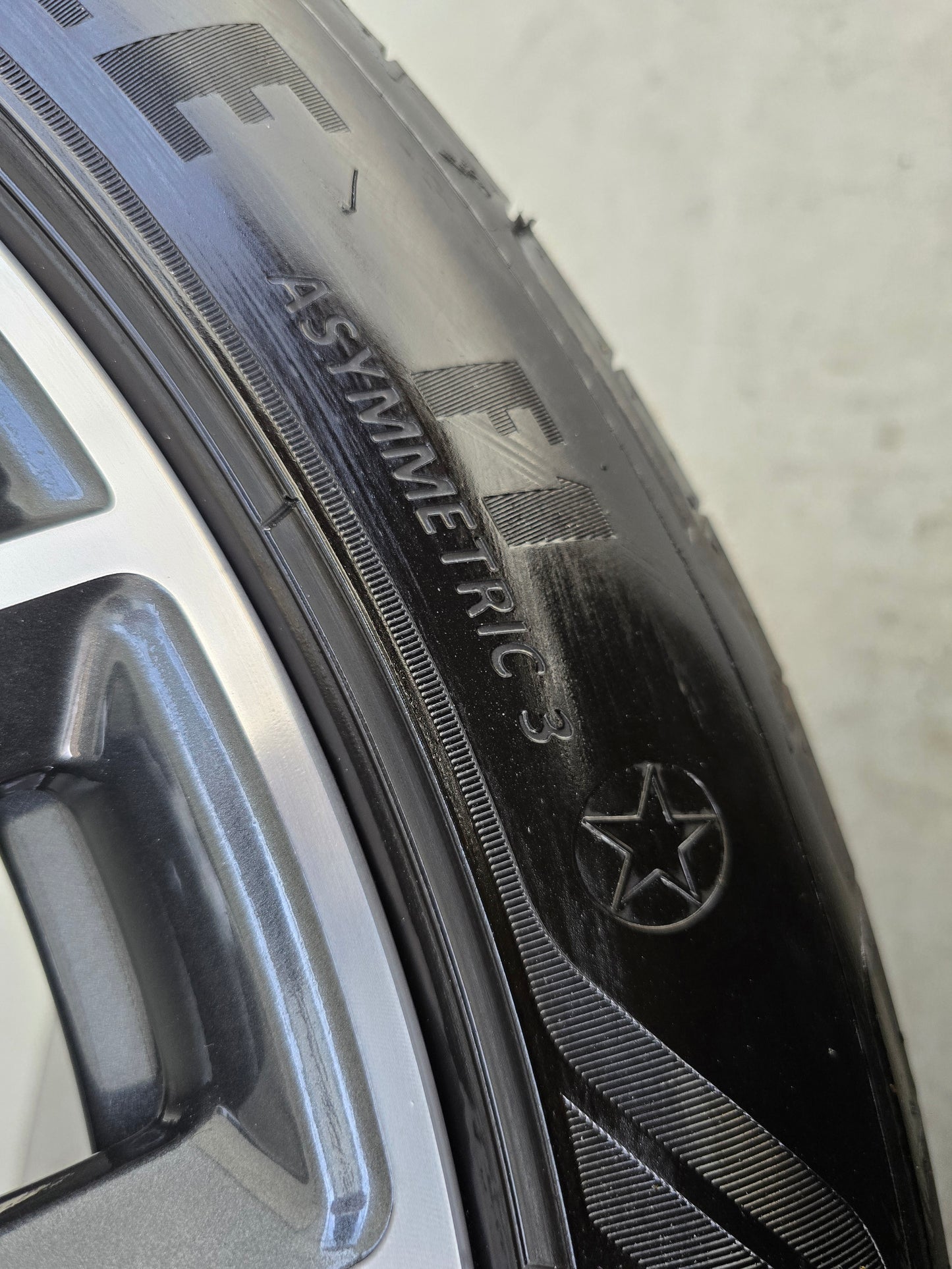 BMW 5 Serie G30 G31 i4 662M 18 inch velgen zomerbanden breedset