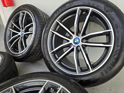 BMW 5 Serie G30 G31 i4 662M 18 inch velgen zomerbanden breedset