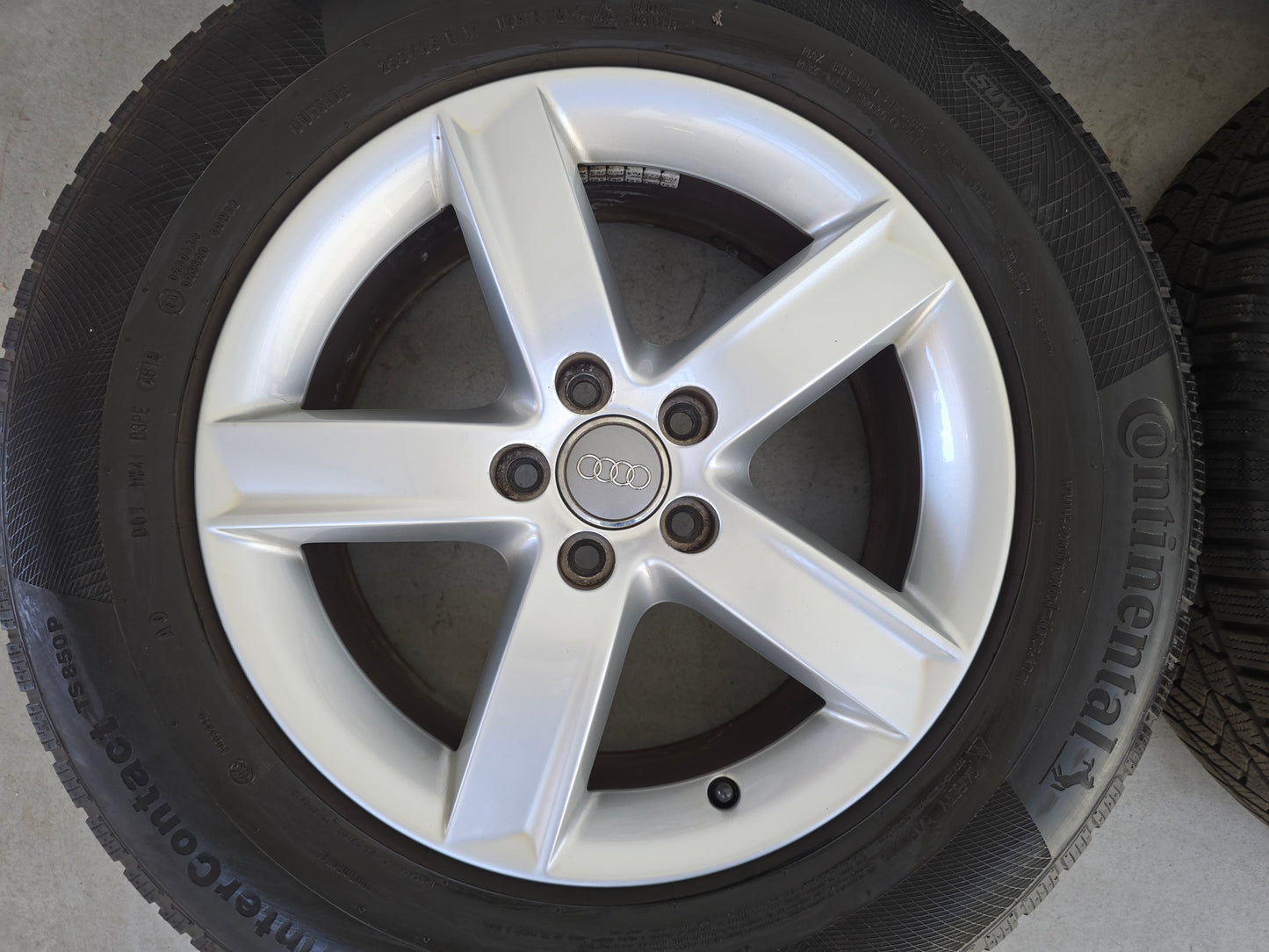Audi Q5 17 inch originele velgen winterbanden Continental AO