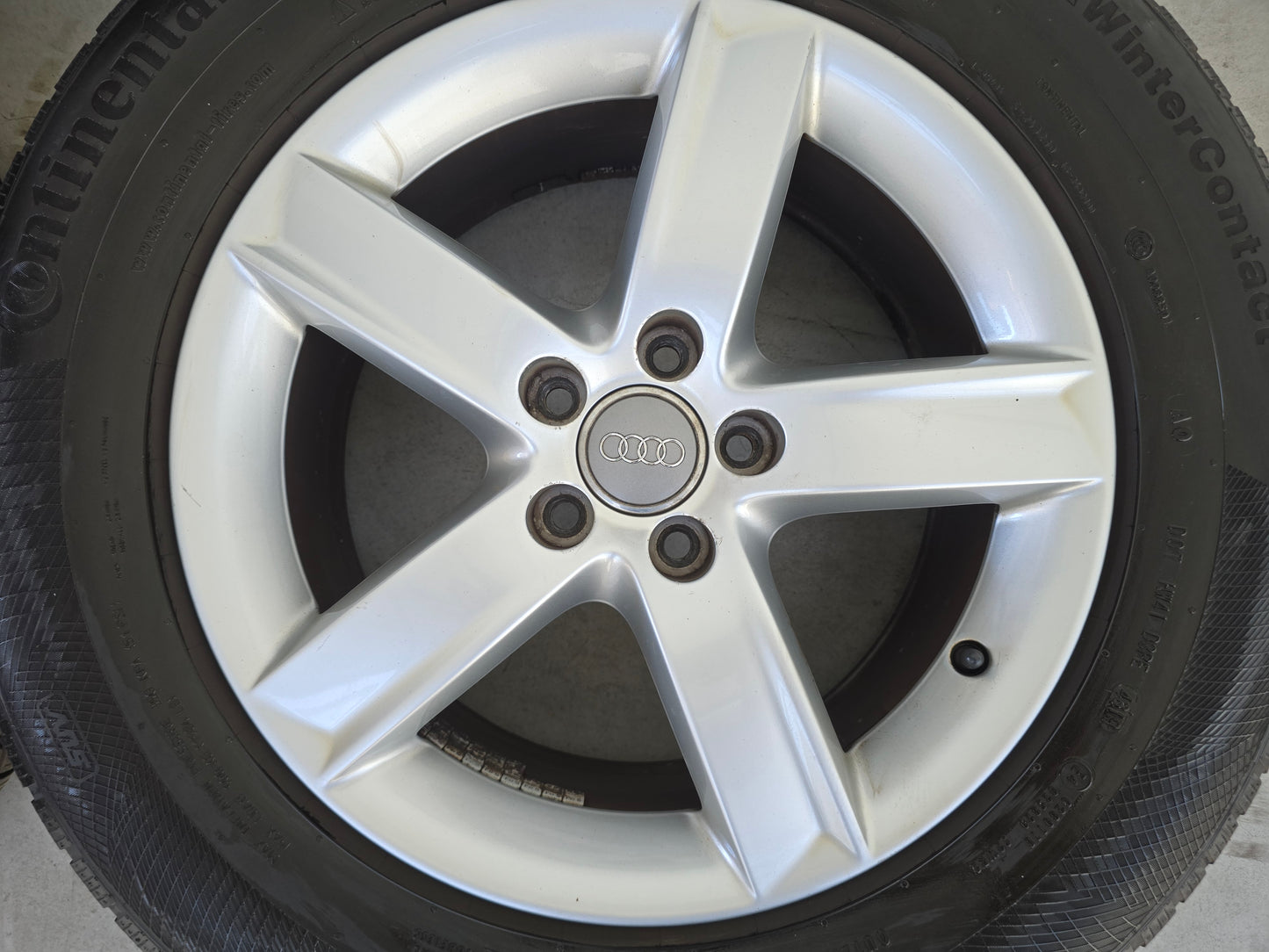 Audi Q5 17 inch originele velgen winterbanden Continental AO