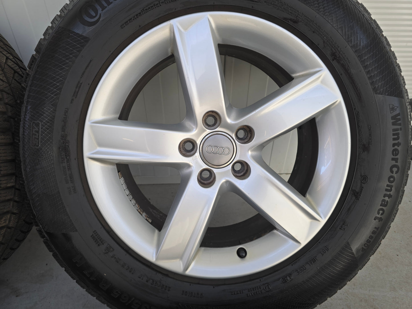 Audi Q5 17 inch originele velgen winterbanden Continental AO