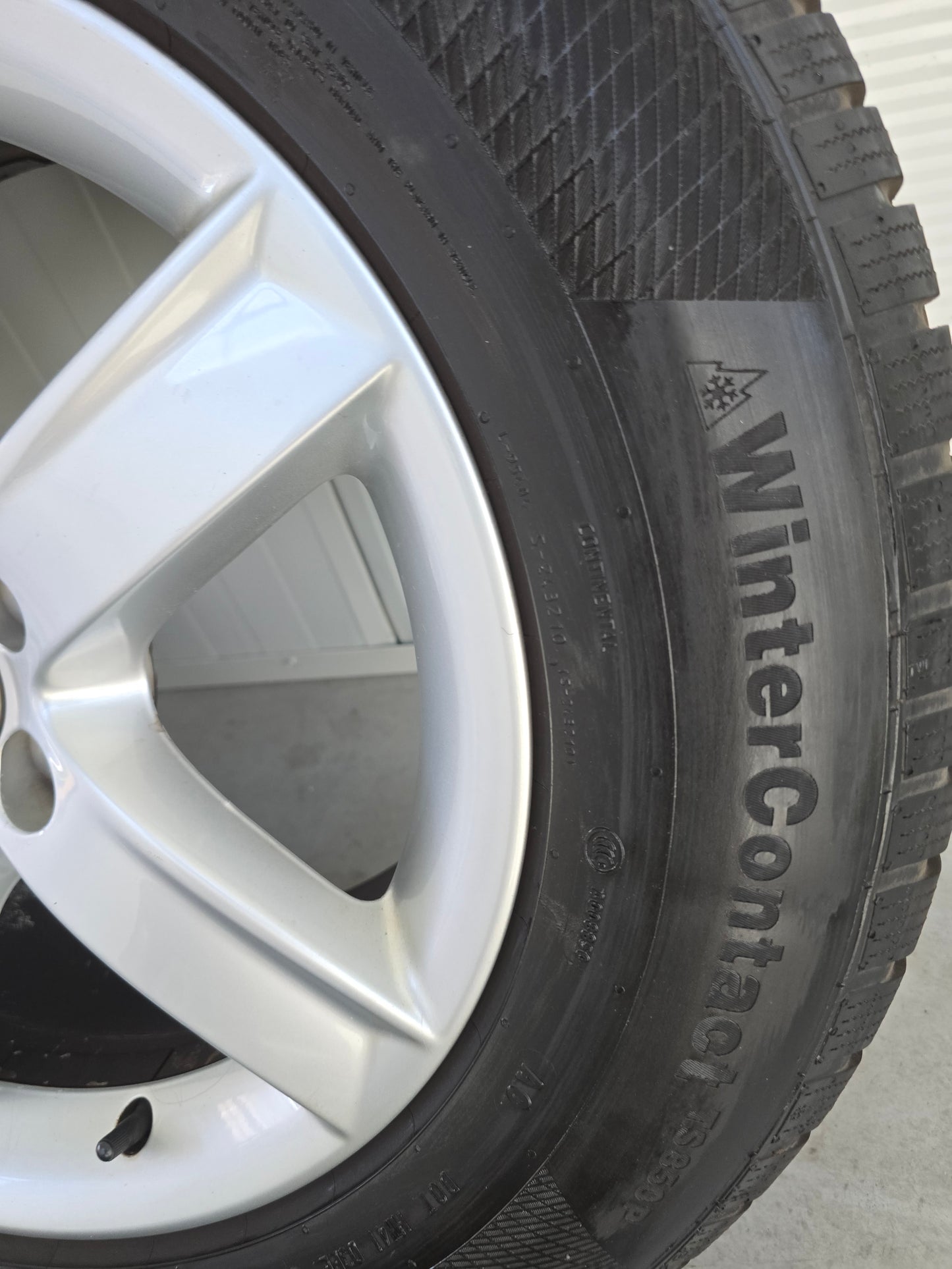 Audi Q5 17 inch originele velgen winterbanden Continental AO