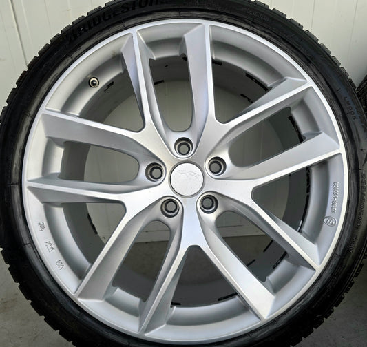 Tesla Model 3 19 inch velgen winterbanden Bridgestone Hyper Silver