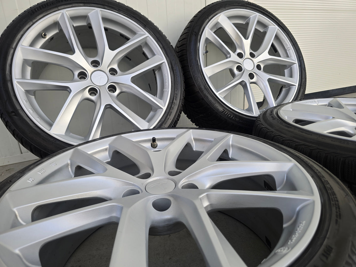 Tesla Model 3 19 inch velgen winterbanden Bridgestone Hyper Silver
