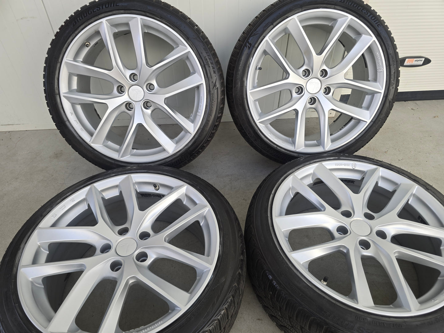 Tesla Model 3 19 inch velgen winterbanden Bridgestone Hyper Silver
