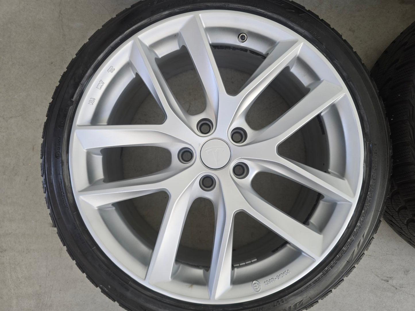 Tesla Model 3 19 inch velgen winterbanden Bridgestone Hyper Silver