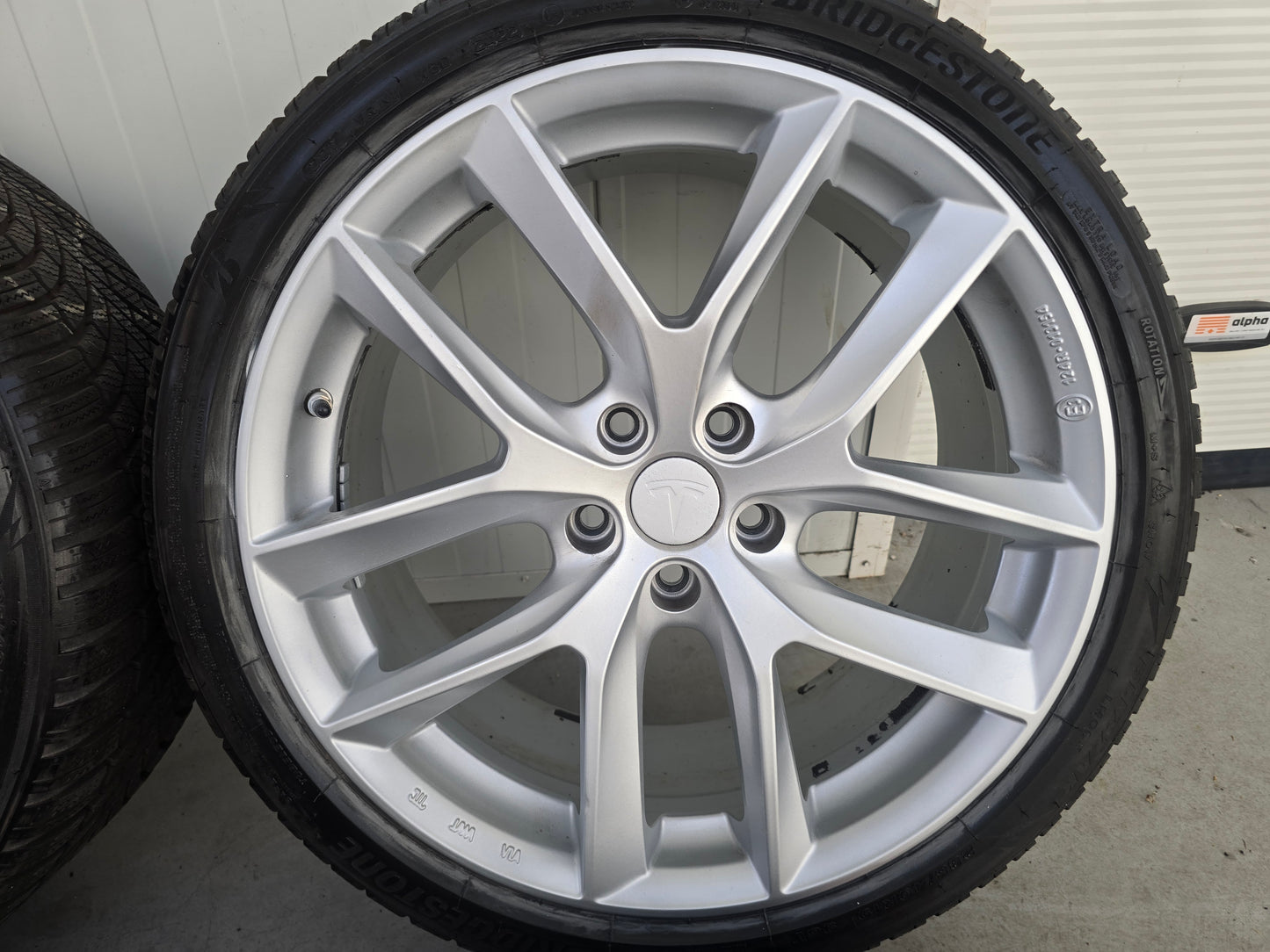 Tesla Model 3 19 inch velgen winterbanden Bridgestone Hyper Silver
