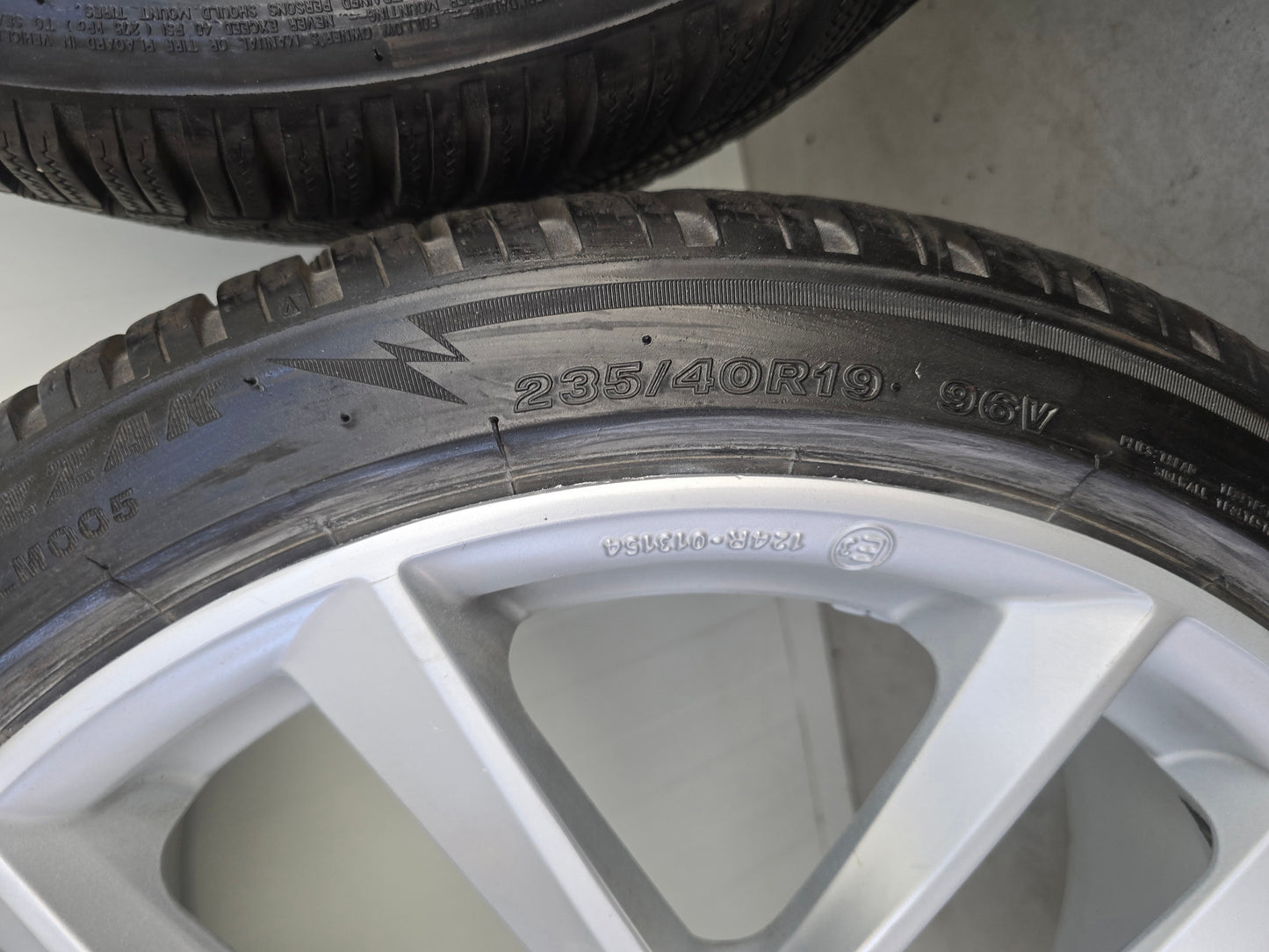 Tesla Model 3 19 inch velgen winterbanden Bridgestone Hyper Silver