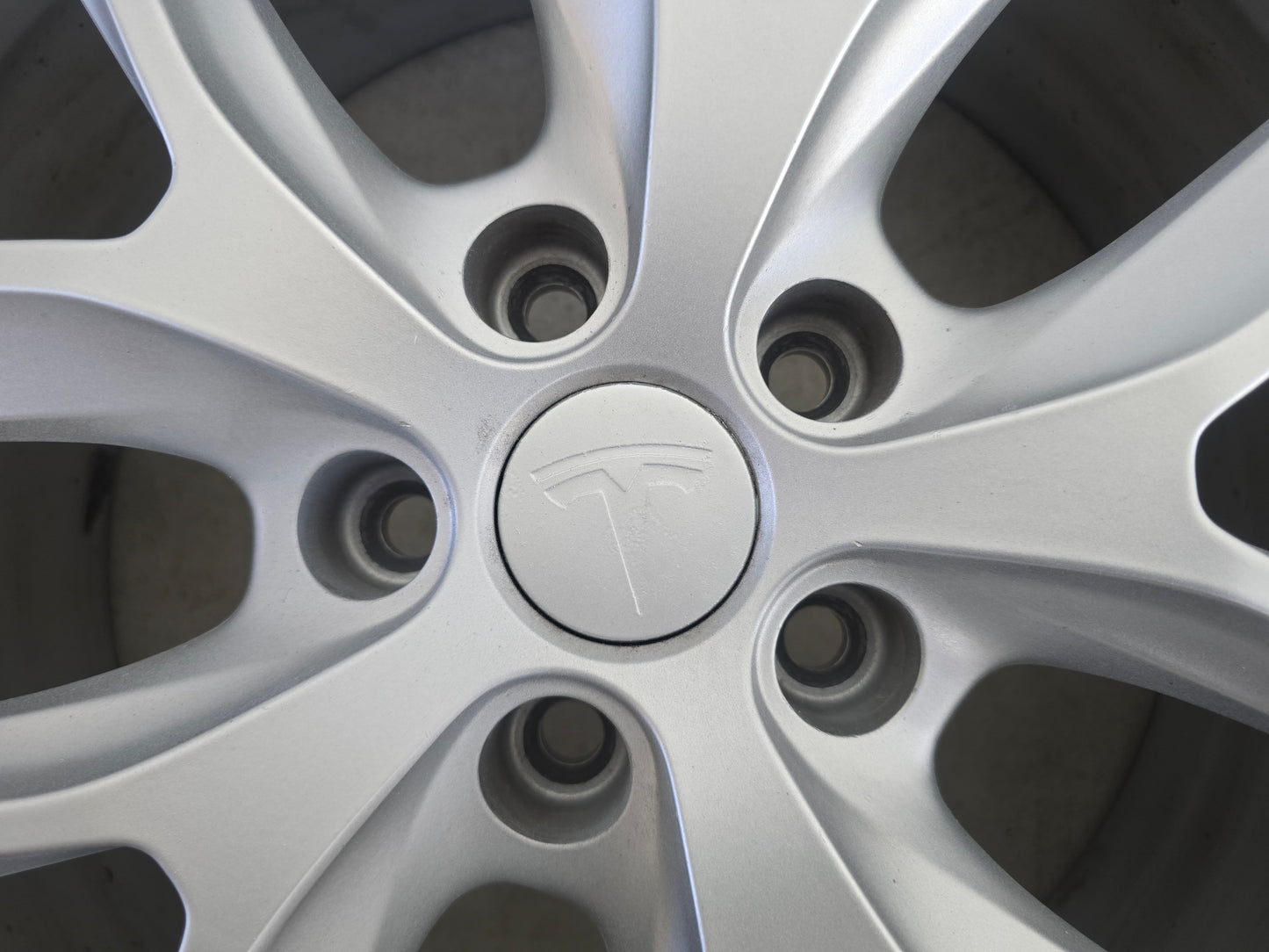 Tesla Model 3 19 inch velgen winterbanden Bridgestone Hyper Silver
